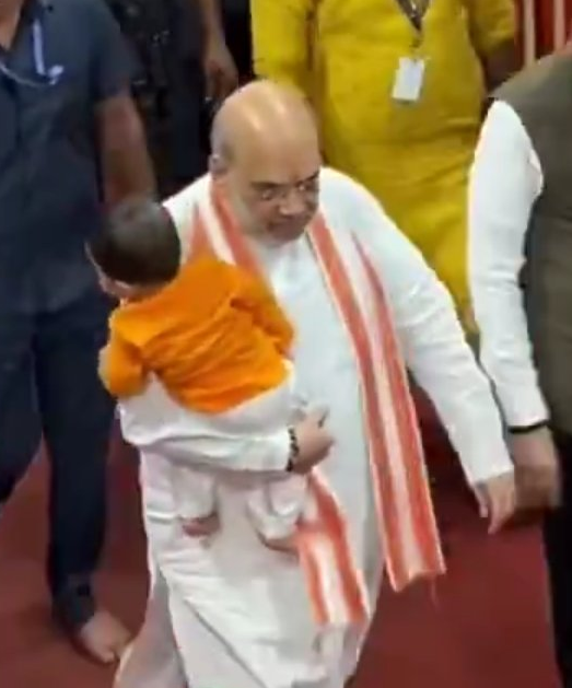 mintusarkar88's tweet photo. ये कहां लेके भाग रहा है?? https://t.co/VDc0nctHpL