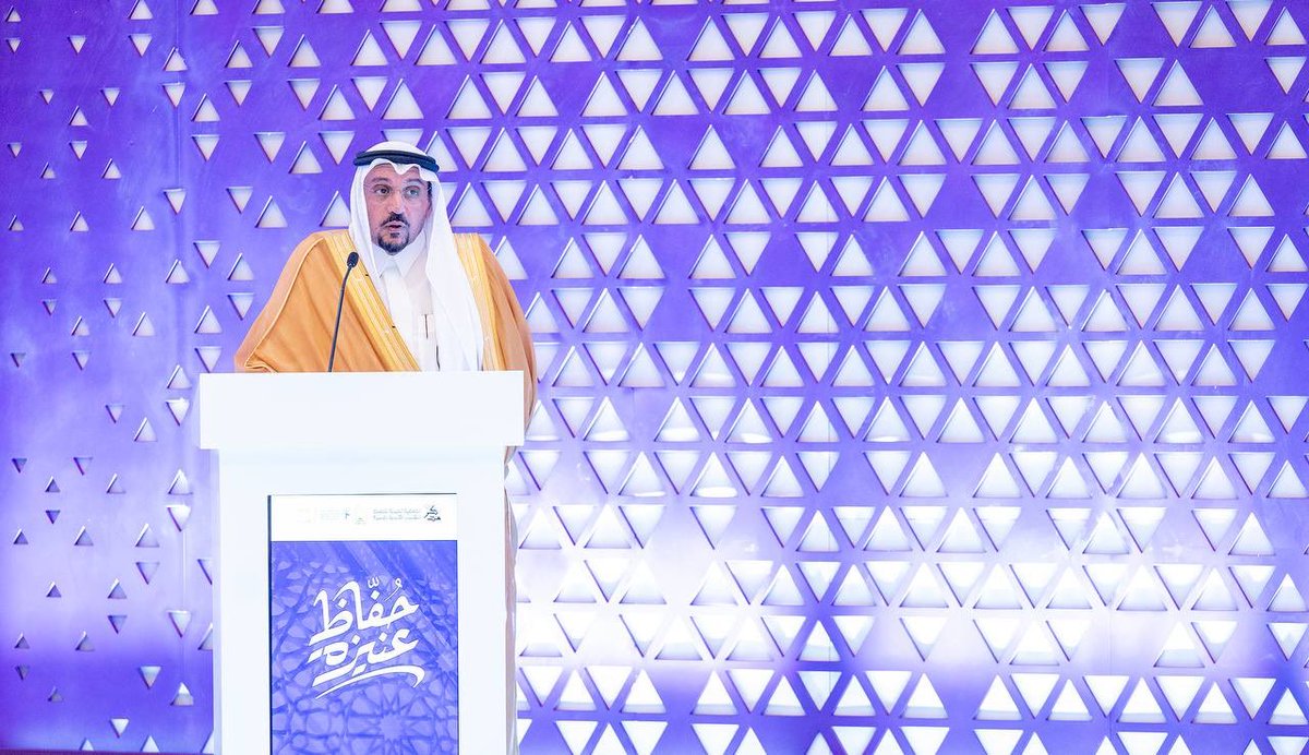 EmarahAlQassim's tweet image. خلال رعاية سموه حفل تخريج حفظة كتاب الله بجامع الشيخ محمد ابن عثيمين بمحافظة عنيزة..

سمو #أمير_منطقة_القصيم : جمعيات تحفيظ القرآن الكريم تمثل صرحاً تعليمياً ودعويًا رائدًا في المجتمع، إذ تساهم في بناء جيل واعٍ بالقرآن، ولها دور كبير في تعزيز القيم الإسلامية .