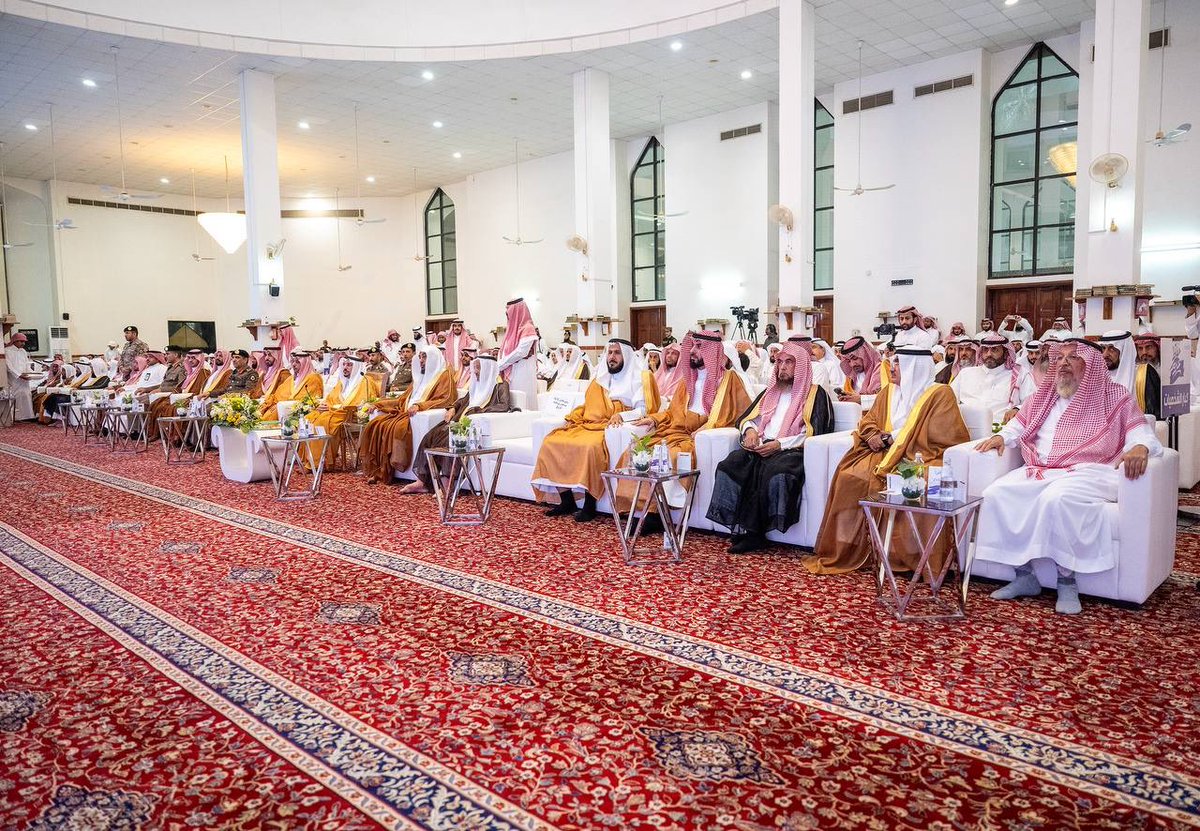 EmarahAlQassim's tweet image. خلال رعاية سموه حفل تخريج حفظة كتاب الله بجامع الشيخ محمد ابن عثيمين بمحافظة عنيزة..

سمو #أمير_منطقة_القصيم : جمعيات تحفيظ القرآن الكريم تمثل صرحاً تعليمياً ودعويًا رائدًا في المجتمع، إذ تساهم في بناء جيل واعٍ بالقرآن، ولها دور كبير في تعزيز القيم الإسلامية .