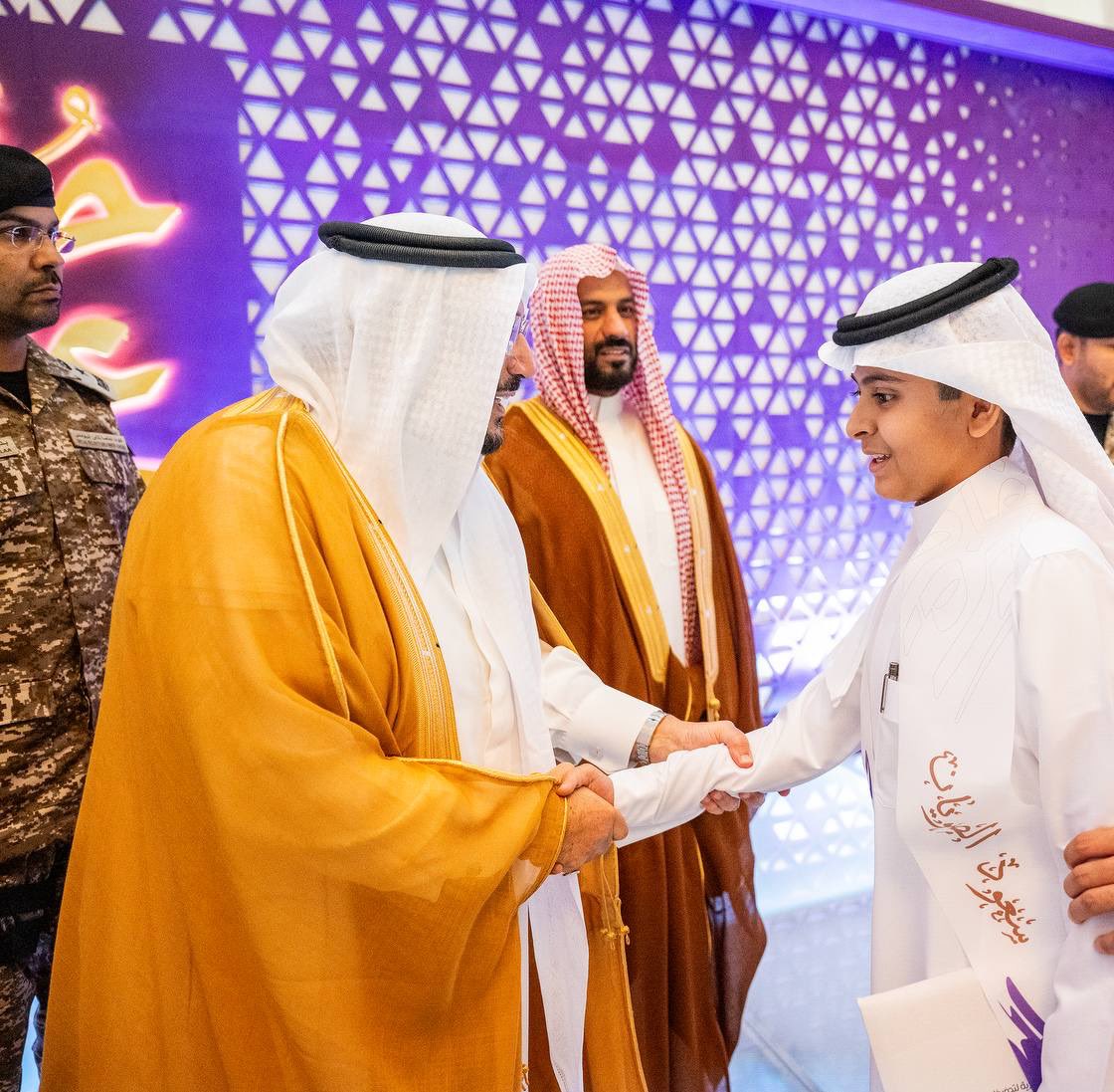 EmarahAlQassim's tweet image. خلال رعاية سموه حفل تخريج حفظة كتاب الله بجامع الشيخ محمد ابن عثيمين بمحافظة عنيزة..

سمو #أمير_منطقة_القصيم : جمعيات تحفيظ القرآن الكريم تمثل صرحاً تعليمياً ودعويًا رائدًا في المجتمع، إذ تساهم في بناء جيل واعٍ بالقرآن، ولها دور كبير في تعزيز القيم الإسلامية .