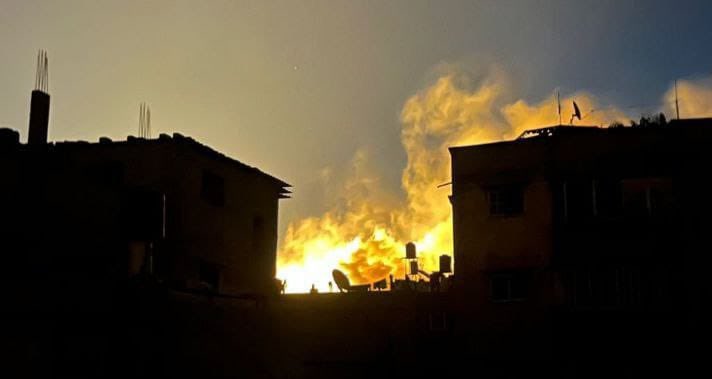 AbujomaaGaza's tweet image. 🚨Tents of displaced persons in northwest Gaza have caught fire after Israeli military dropped lightning bombs on them!