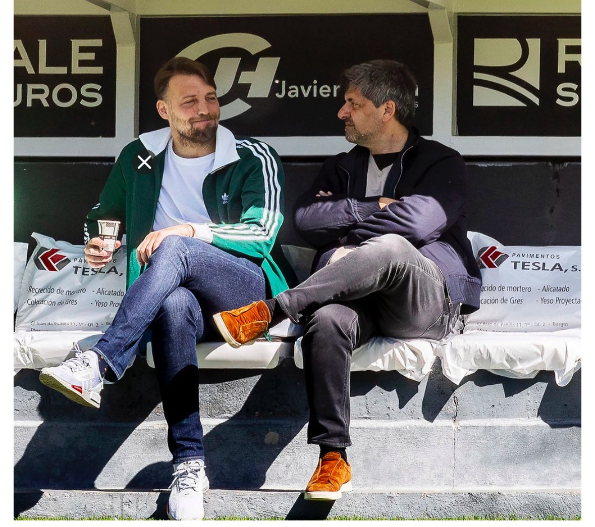 - 60% para el <a href="/Burgos_CF/">Burgos Club de Fútbol</a> 

- 30% para el <a href="/LFC/">Liverpool FC</a>

- 10% para sus representantes.

Coste total sobre los 2 millones.

El club ⚪️⚫️ ha dirigido, íntegramente, la operación.

Es la venta más alta en toda la historia del club, con <a href="/Marcelofigoli/">Marcelo Figoli</a> de presidente y <a href="/Michuoviedo/">Michu</a> en la DD.