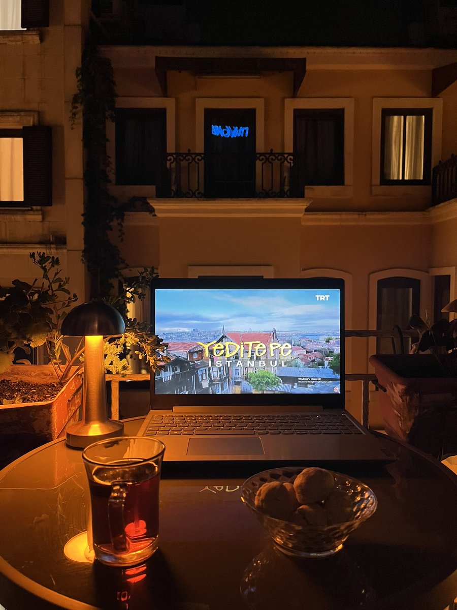 emirmiisin's tweet image. İnsan tüm gün eve dönmeyi bekliyor, kendine dönmeyi. Balkona oturup sırtını eve, yüzünü de sevdiği bir diziye, çayına ve kurabiyesine dönmeyi.