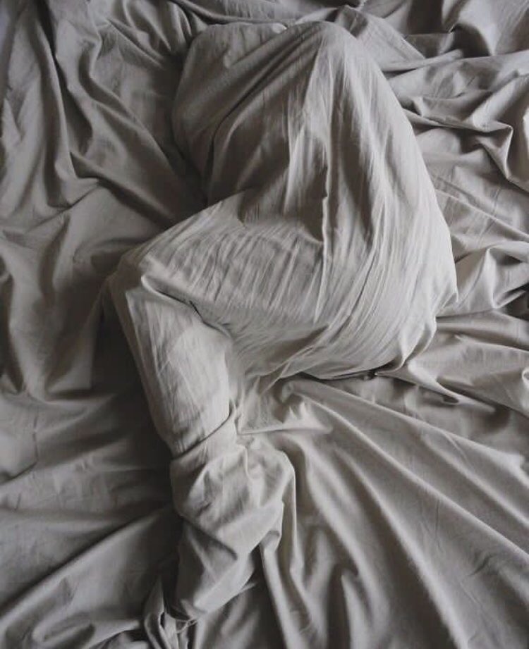 Nasriin27's tweet image. رفت روی تخت و خوابید؛
غمش هم جای دیگری نداشت برود،
کنارش دراز کشید...