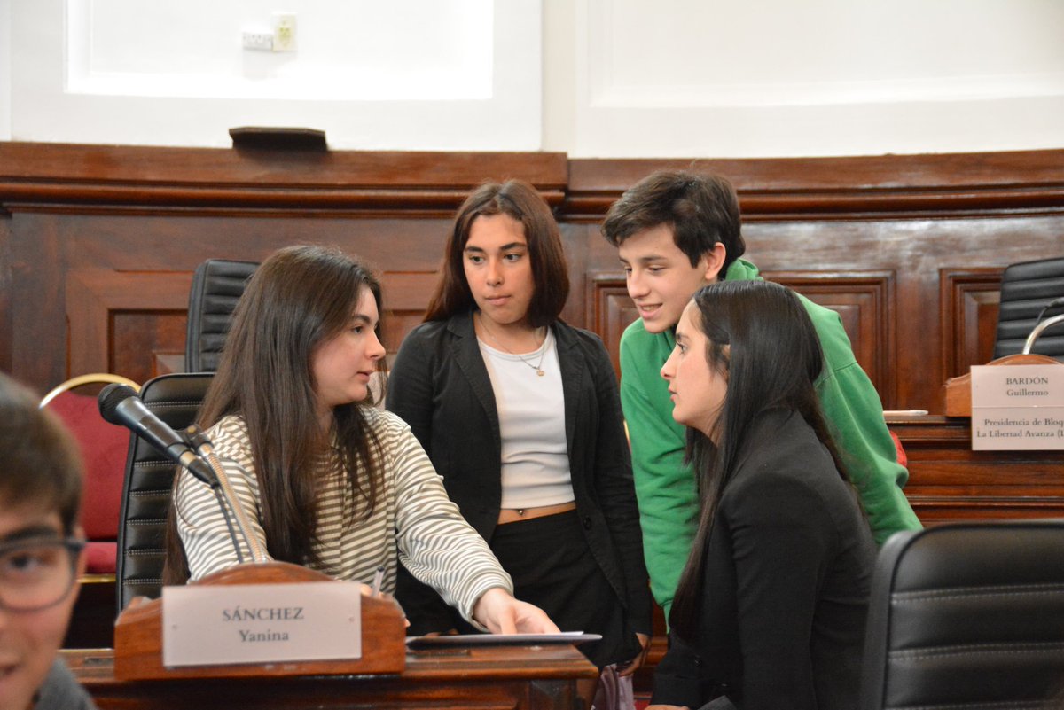 🏛 Estudiantes secundarios participaron del Parlamento de la Juventud. Durante dos jornadas de debate y trabajo en equipo, jóvenes de diversos colegios platenses realizaron una experiencia parlamentaria en la que elaboraron proyectos para la ciudad. ¡Felicitaciones! 🙌