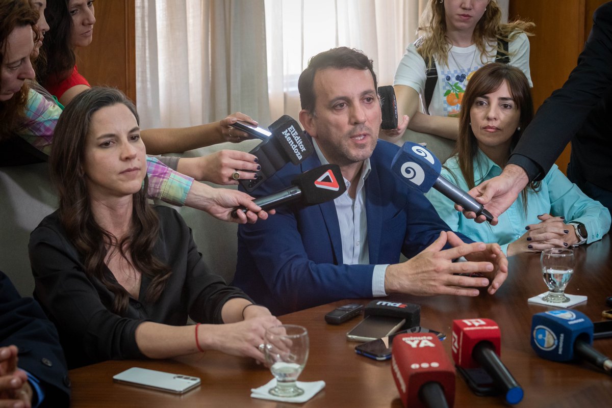 Hoy, en la Escuela Marcelino Blanco de La Paz, se produjo un hecho de extrema gravedad que fue abordado con total rigor institucional.

Los protocolos se activaron correctamente, lo que permitió resguardar y cuidar a estudiantes y docentes.

Gracias al trabajo coordinado entre el