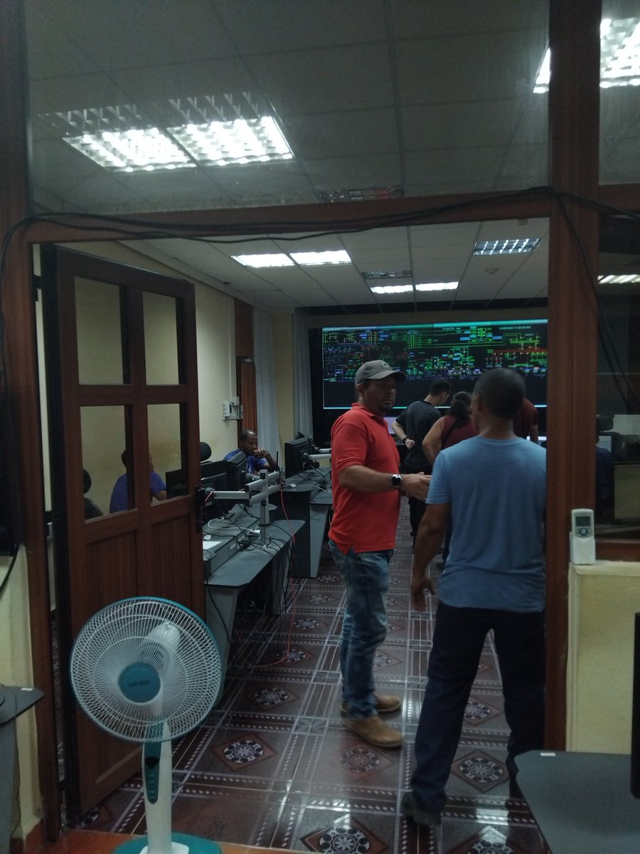 Acompañamos al Secretario del Partido  de #HolguínSí  al despacho eléctrico provincial,  allí se están adoptando decisiones importantes para en un primer momento dar servicio a los Hospitales provinciales y sistemas de bombeo de agua agua a la población. #CubaViveYTrabaja