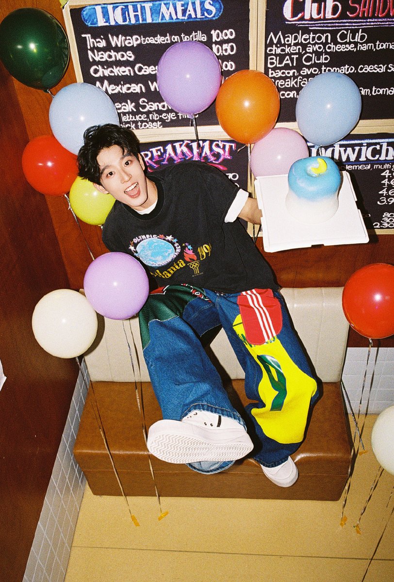 wuyuhengbr's tweet photo. 11.09.25 | Aniversário Wu Yuheng!

Hoje as preguiças comemoram orgulhosas o aniversário de 29 anos de Wu Yuheng! 😍 

Estou muito feliz de ver as fotos e ter um pedacinho do Brasil ali representado. 🥰

Na calça podemos ver o recorte da camisa 9 do Ronaldo! 🇧🇷

#WuYuheng #吴宇恒 https://t.co/FnelsqrqaO