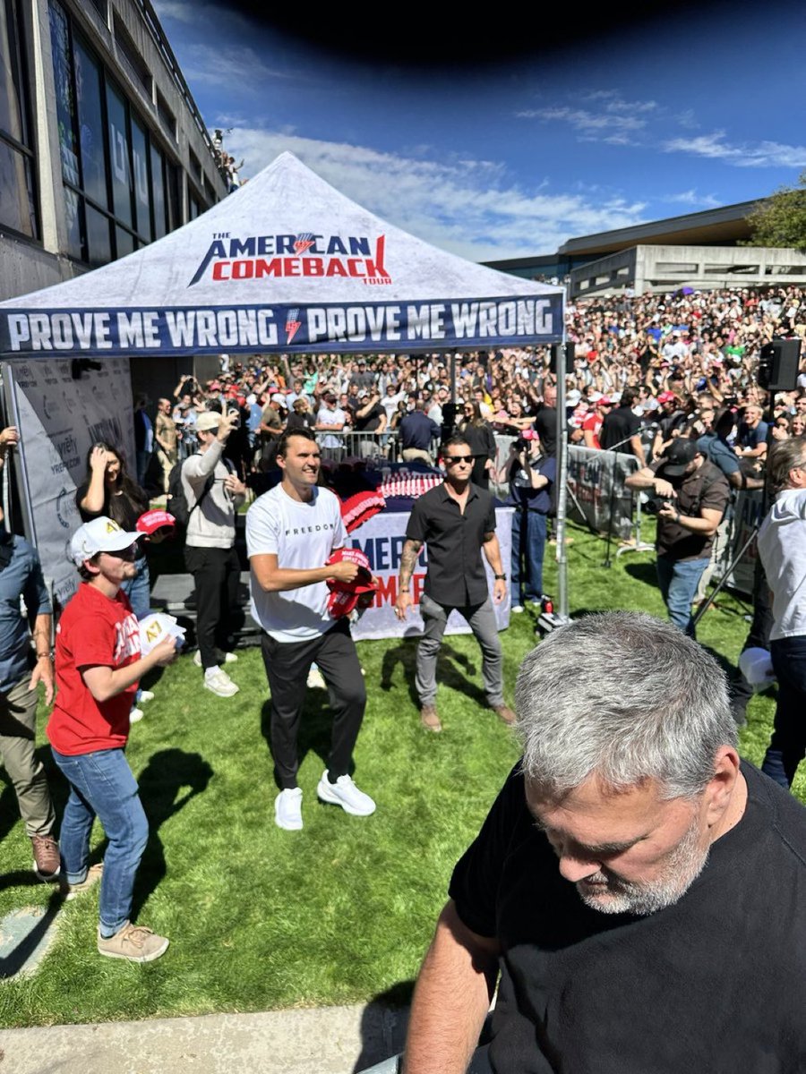 “Prove me wrong” = demostrá que estoy equivocado

Lo único que buscaba era debatir pacíficamente, y en su remera llevaba la palabra “LIBERTAD”. 

Un zurdo le disparó porque no pueden aguantar LOS DATOS.