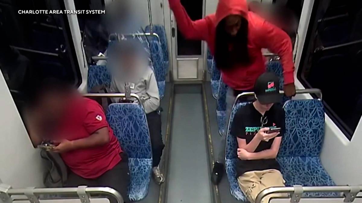 rdwtbl2u3's tweet photo. @KandidlyKristen @SenMikeLee I bet the people on this train wished someone was lawfully exercising their Second Amendment right. The weapon used in this picture wasn't a gun btw...... https://t.co/Q9FbmKiWtw