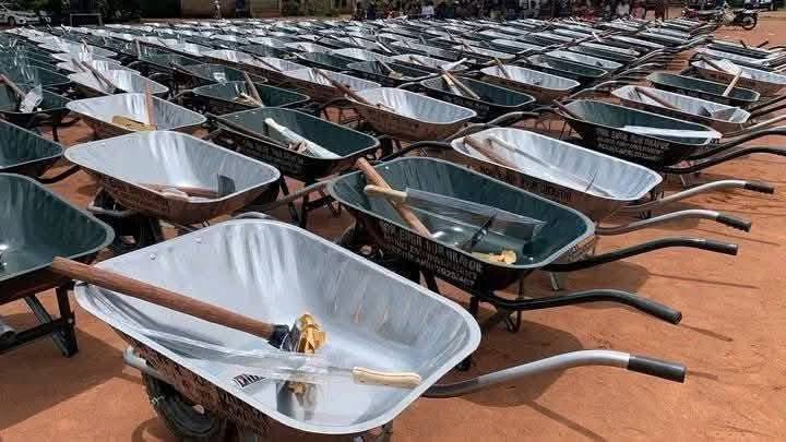 ADCVanguard_'s tweet image. In 2025, APC ‘empowered’ voters with wheelbarrows, while global economies invest in AI, infrastructure, and SMEs.

That’s not development; it’s denial.

2027 must be about real investment in people, not parody.

#VoteSmart #ADCCredible