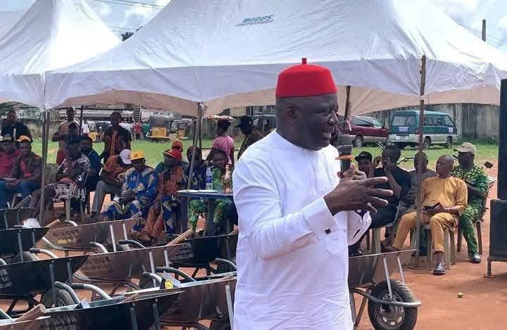 ADCVanguard_'s tweet image. In 2025, APC ‘empowered’ voters with wheelbarrows, while global economies invest in AI, infrastructure, and SMEs.

That’s not development; it’s denial.

2027 must be about real investment in people, not parody.

#VoteSmart #ADCCredible