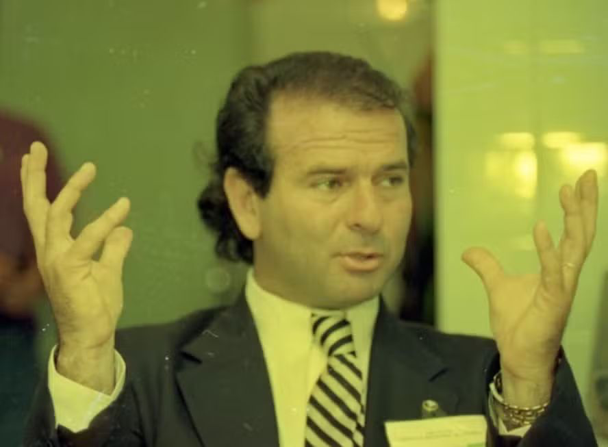 andregraziano's tweet photo. Um debate se impõe neste momento histórico: é peruca ou não é? https://t.co/5NiDztODgK