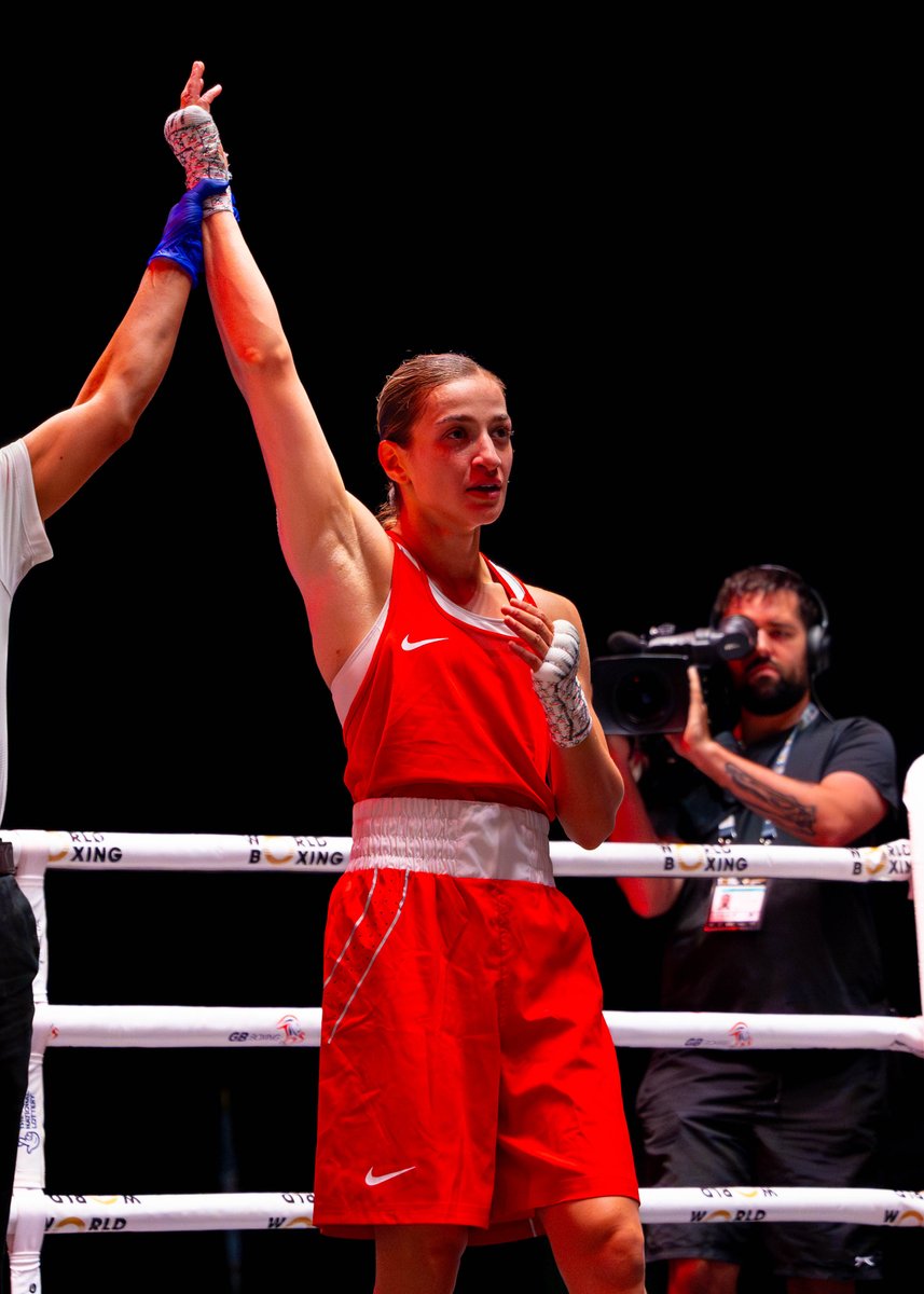 Fenerbahce's tweet photo. 🇹🇷 Fenerbahçeli 3 milli boksörümüz Dünya Şampiyonası’nda yarı finalde!

Çeyrek finalde ringe çıkan boksörlerimizden;
🥊 75 kiloda Büşra Işıldar, İngiliz rakibi Kate Smith’i
🥊 80 kiloda Şeyma Düztaş, Suudi Arabistanlı Noof Alyousef’i
🥊 51 kiloda Buse Naz Çakıroğlu ise Hindistanlı Zareen Nikhat’ı mağlup etti.

Böylece üç sporcumuz da madalyayı garantileyerek adını yarı finale yazdırdı!
