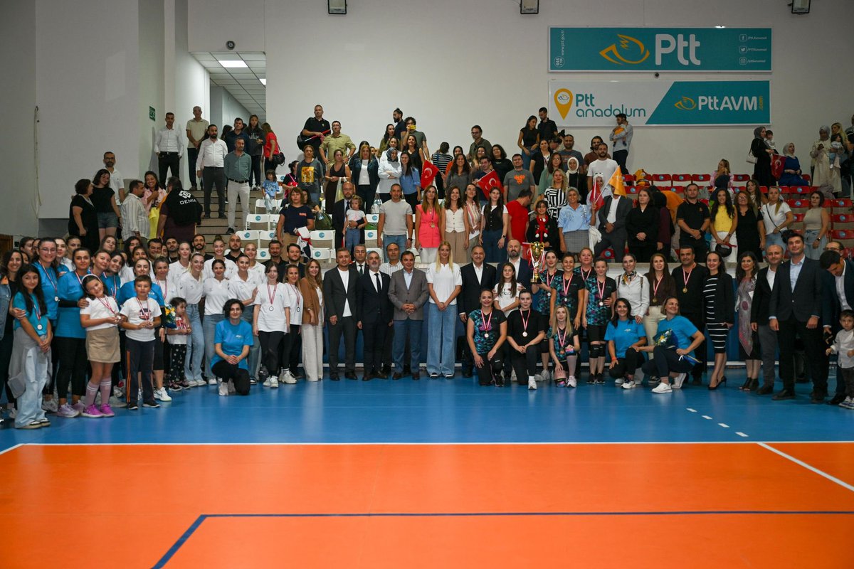 Kadın çalışma arkadaşlarımız arasında düzenlenen #PTT 185. Kuruluş Yıl Dönümü Voleybol Turnuvası finalinde bir araya gelerek; sporun dostluk, birlik ve motivasyonu pekiştiren gücüne hep birlikte tanıklık ettik.

Turnuvamızın final müsabakası ile ödül töreninde bizleri yalnız