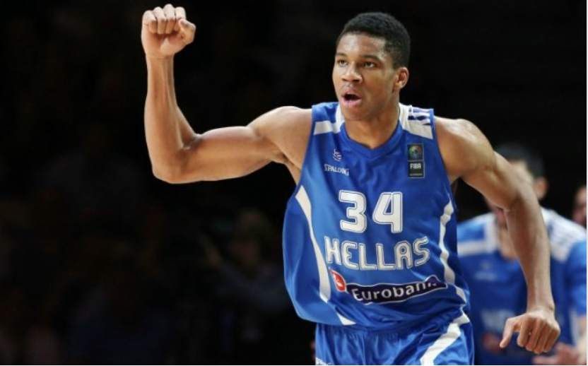 ThanosTzimeros's tweet photo. Είναι Έλληνας ο Giannis;

Τον όρο «Ελληνοαμερικανός», υποθέτω, τον γνωρίζουμε. Υποθέτω επίσης ότι αντιλαμβανόμαστε τι σημαίνει: κάποιος που κατάγεται από την Ελλάδα και ζει στην Αμερική. Ο όρος δεν διευκρινίζει αν έχει γεννηθεί στην Ελλάδα ή κατάγεται από γονείς, παππούδες ή προπαππούδες, Έλληνες. Δεν διευκρινίζει αν μιλάει καλά Ελληνικά, πηγαίνει κάθε Κυριακή στην εκκλησία, επισκέπτεται συχνά την Ελλάδα ή έχει περιουσία εδώ. Δεν διευκρινίζει πού ζούσαν οι πρόγονοί του το 1500 μ.Χ., το 500 μ.Χ. ή το 500 π.Χ. Δεν διευκρινίζει αν όλοι οι πρόγονοί του ήταν Έλληνες ή υπήρχε και κάποια γιαγιά Αγγλίδα, Γερμανίδα, Ιρλανδή. Άρα, χωρίς να ορίσουμε τους παράγοντες που διαμορφώνουν την εθνοτική ταυτότητα, δεν μπορούμε να προσδιορίσουμε το ποσοστό Έλληνα και Αμερικανού που συνθέτουν την προσωπικότητα του Τζον Πάππας, έτσι δεν είναι; Υπάρχει ο Ελληνοαμερικανός 5ης γενιάς που δεν ξέρει ούτε πού βρίσκεται η Ελλάδα στον χάρτη, υπάρχει κι ο Ελληνοαμερικανός που έφυγε στις ΗΠΑ για σπουδές, έμεινε και παντρεύτηκε εκεί, έρχεται μια φορά τον χρόνο τουλάχιστον, κι ονειρεύεται συνέχεια την επιστροφή. Αν ο πρώτος είναι 5% Έλληνας και 95% Αμερικανός, ο δεύτερος είναι το αντίστροφο.

Κάποιος, λοιπόν, που γεννήθηκε από γονείς Νιγηριανούς στην Ελλάδα και μεγάλωσε, πήγε σχολείο, έδεσε κόκκαλο εδώ και τώρα κάνει καριέρα στην Αμερική είναι και Νιγηριανός σε κάποιο ποσοστό, και Έλληνας σε κάποιο ποσοστό, και Αμερικάνος σε κάποιο ποσοστό. Ταυτόχρονα. Η αναλογία εξαρτάται από πολλούς αντικειμενικούς παράγοντες. Αν ο Giannis ριζώσει στην Αμερική, μετά από 40 χρόνια το «Αμερικανός» θα αυξήσει πολύ τα ποσοστά του σε σχέση με το «Έλληνας» και με το «Νιγηριανός», διαφωνεί κανένας; Εξαρτάται όμως κι από έναν υποκειμενικό: πώς νιώθει ο ίδιος. Κι ο Giannis μας έχει πει πώς νιώθει: Έλληνας με νιγηριανή καταγωγή. Λογικό δεν είναι; Θα μπορούσε να είναι κάτι άλλο; Αναμενόμενο είναι επίσης να προβάλλει πότε την μια ταυτότητα περισσότερο και πότε την άλλη, ανάλογα με το περιβάλλον στο οποίο βρίσκεται. Το ίδιο δεν κάνεις κι εσύ με τις εκ πατρός και εκ μητρός ρίζες σου;

Κι επειδή έχει την ελληνική υπηκοότητα, παίζει στην Εθνική και μας εκπροσωπεί όπως μας εκπροσωπούσαν παλιότερα η Μιρέλα Μανιάνι, ο Κάχι Καχιασβίλι ή ο Αρτιόμ Κιουρεγκιάν, που κανένας τους δεν είναι γέννημα θρέμμα της χώρας μας. Μας πειράζει; Εμένα, καθόλου. Σ΄ έναν κόσμο χωρίς στεγανά, το αίμα ανακατεύεται. Ο Γιώργος Παπανδρέου έχει 37,5% ελληνικό αίμα (25% από τον παππού του και 12,5% από τη σύζυγο του Πολωνού προπάππου του). Αλλά αυτό δεν τον εμπόδισε να γίνει πρωθυπουργός. Δεν μπορώ, λοιπόν, να καταλάβω ούτε όσους εξαπολύουν πυροτεχνήματα του τύπου «ο Γιάννης είναι πολύ περισσότερο Έλληνας από κάποιους που…» ούτε τους άλλους, στον αντίποδά τους, που δυσανασχετούν επειδή φοράει τη φανέλα της Εθνικής όντας ο κατά τεκμήριο καλύτερος παίκτης του κόσμου. Κι επειδή πολλοί από αυτούς είναι και θεούσοι, τους υπενθυμίζω πως ο Όσιος Μωϋσής, του οποίου τη μνήμη η Ορθόδοξη Εκκλησία τιμά στις 28 Αυγούστου, επονομάζεται «ο Αιθίοπας» και ήταν κατράμι, πιο μαύρος από τον Γιάννη. Αν ο Θεός τον δέχτηκε στους κόλπους της αγιοσύνης (ήταν μάλιστα ληστής, πριν μετανοήσει), γιατί εσύ, θεούσε μου, δεν δέχεσαι τον Γιάννη στους κόλπους της ελληνικής μπασκετοσύνης;

Θυμάμαι πολλούς σκουρόχρωμους παίκτες, τους οποίους επευφημούσε το πανελλήνιο όταν οδηγούσαν τις ελληνικές ομάδες και την Εθνική σε διακρίσεις: από τον αδικοχαμένο Ρόι Τάρπλεϊ που είχε χαρίσει στον Άρη το ευρωπαϊκό κύπελλο το 1993, μέχρι τον Σοφοκλή Σχορτσιανίτη που κι αυτός είναι πιο μαύρος από τον Γιάννη. Για να μην αναφερθώ σε πολλά άλλα θρυλικά ονόματα των ελληνικών γηπέδων, μπάσκετ και ποδοσφαίρου, που δεν είχαν ίχνος από ελληνικό αίμα στις φλέβες τους. Σε όλες τις μεγάλες ελληνικές ομάδες μπάσκετ οι ξένοι είναι περισσότεροι από τους Έλληνες, αλλά δεν μας ενοχλεί να εκπροσωπούν τον Πειραιά, το Τριφύλλι της Αθήνας, τη Θεσσαλονίκη, την Ένωση Κωνσταντινουπολιτών. Και μάλιστα, με ετήσια συμβόλαια – σήμερα είμαι, αύριο δεν είμαι – χωρίς να μιλάνε γρυ ελληνικά. Αν λοιπόν γι’ αυτούς είναι πειστικό να αισθάνονται τιμή, φορώντας την κόκκινη, πράσινη, κίτρινη κ.λπ. φανέλα, γιατί φαίνεται μη πειστικό που ο Γιάννης αισθάνεται την ίδια τιμή με τη φανέλα της Εθνικής;

Υπάρχει, βέβαια, μια διαφορά. Οι άλλοι παίκτες ήρθαν στη χώρα νόμιμα, όχι παραβιάζοντας τα σύνορα, όπως έκανε η οικογένεια του Γιάννη. Αυτή η διαφορά οδηγεί κάποιους στο σφαλερό συμπέρασμα πως όσοι καμαρώνουν (εγώ είμαι ένας από αυτούς) τον Γιάννη να δρασκελίζει το μισό γήπεδο με τρία βήματα πριν καρφώσει, είναι και υπέρ της λαθρομετανάστευσης (εγώ δεν είμαι ένας από αυτούς). Στην παρανόηση συντείνει το ότι η πλευρά των «αλληλέγγυων» χρησιμοποιεί ένα βλακώδες επιχείρημα: αν δεν είχε έρθει ο Γιάννης στην Ελλάδα, δεν θα είχε αναδειχθεί το ταλέντο του. Άρα, να αφήνουμε να μπαίνουν τα μιλιούνια των Αφροασιατών, μπας και προκύψει κανένα μεγάλο ταλέντο στο μπάσκετ ή και στο κέρλινγκ, πού ξέρεις! Ο συλλογισμός είναι αντίστοιχης σοφίας με τον «αν δεν είχε γίνει η Μικρασιατική Καταστροφή δεν θα είχε έρθει ο παππούς σου από το Αϊβαλί, δεν θα γνώριζε τη γιαγιά σου από το Φάληρο, άρα δεν θα υπήρχες.» Αυτό σημαίνει ότι χρωστάς ευγνωμοσύνη στον Κεμάλ; Ξέρεις πόσα ταλέντα είναι χαμένα τώρα κάπου στα βάθη της Αφρικής; Πρέπει να μεταναστεύσει όλη η Αφρική στα Σεπόλια για να αναδειχθούν; Πάντως, το πόσα ελληνικά ταλέντα φεύγουν από μια χώρα που κατέληξε δυστοπικός εφιάλτης, και λόγω της λαθρομετανάστευσης, το ξέρουμε πολύ καλά. Εάν έπρεπε, από τη μια να σταθμίσω τα αθλητικά, επιστημονικά, καλλιτεχνικά κ.λπ. ταλέντα που προέκυψαν από την αθρόα εισβολή, κι από την άλλη τη μετατροπή της χώρας μου σε πολυπολιτισμικό οχλοπολτό και της Αθήνας σε Ισλαμαμπάντ, θα προτιμούσα χίλιες φορές να τα χάναμε αυτά τα ταλέντα, και τον Giannis μαζί, και να ξανακερδίζαμε την Ελλάδα που είχαμε τη δεκαετία του ’60. Δες την Ομόνοια, την Πανεπιστημίου και την Πατησίων σε ταινίες της εποχής και κάνε τη σύγκριση.

Όμως επειδή ο χρόνος δεν γυρίζει πίσω, ο Γιάννης είναι ένα καλό case study. Η οικογένειά του δεν ήρθε για να αποφύγει πόλεμο, αλλά για να βρει καλύτερη τύχη. Προσπάθησαν να επιβιώσουν δουλεύοντας. Ναι, με το παραεμπόριο, αλλά όχι με το έγκλημα. Δώσαν στα 4 παιδιά τους, που γεννήθηκαν εδώ, ελληνικά ονόματα. Ναι, και νιγηριανά για να μην αποκοπούν από τις ρίζες τους, αλλά τα ελληνικά επικράτησαν. Ως Giannis είναι γνωστός σ’ όλον τον κόσμο, όχι ως Sina Ugo. Greek Freak είναι το παρατσούκλι του, κι όχι Greek-Nigerian. Αυτό σημαίνει αφομοίωση. Δεν πήγε στην ΚΝΕ να ενωθεί με όλης της γης τους κολασμένους, αλλά στον Φιλαθλητικό. Προτίμησε από το να περπατάει πάνω κάτω τη Σταδίου διαδηλώνοντας, να τρέχει πάνω κάτω στο παρκέ δηλώνοντας – και με λόγια και με έργα – ότι θα προσπαθήσει πολύ για να ξεφύγει από τη «μοίρα» του. Βαφτίστηκε Χριστιανός Ορθόδοξος μαζί με τον αδελφό του Αλέξανδρο, μια σημαδιακή, ελληνική ημερομηνία: στις 28 Οκτωβρίου (του 2012, όταν ήταν 17 χρονών). Ο εφημέριος του Αγ. Μελετίου ήταν μέντοράς του. “Δεν τον θυμάμαι ποτέ να παραπονιέται ή να αισθάνεται ότι έχει πληγεί από τη ζωή και να είναι επιθετικός προς την κοινωνία”, λέει ο (ιδιαίτερα αξιόλογος) π. Ευάγγελος Γκανάς, και συμπληρώνει: “Αυτό που δεν μπορώ να ξεχάσω ήταν το βλέμμα του Γιάννη. Υπήρχε μια αθωότητα και μια ελπίδα. Δεν υπήρχε φόβος και δυσαρέσκεια». Σίγουρα, πολύ πιο χριστιανική στάση από αυτή του φύρερ των μαχαιροβγαλτών, που όταν, στους πρώτους αγώνες με την Εθνική, ο Giannis προσπαθούσε να βρει τον ρόλο του, ο φύρερ χαιρόταν, μαζί με τον σκουρόχρωμο, αφρικανικής πρόσοψης πρωτοπαλληκαρά του, που έχασε η Εθνική Ελλάδος και δεν σημείωσε πόντο ο «Νιγηριανός», συμπεραίνοντας εξ αυτού πως… ο Θεός είναι Έλληνας (και, φυσικά, λευκός), και προφανώς μας τιμώρησε που βάλαμε μαύρο στην ομάδα, και έτσι χάσαμε.

Ο Giannis φιλάει το εθνόσημο, ανεμίζει την ελληνική σημαία και δεν δέχεται να τη… λερώσει με την υπογραφή του, όταν του το ζητούν οι Ελληνοαμερικανοί θαυμαστές του, την ώρα που κάποιοι γηγενείς διεκδικούν το δικαίωμα να την καίνε. Συμμετέχει σε ταινίες με κοινωνικά μηνύματα, προσφέροντας δωρεάν τη χρυσοπληρωμένη εικόνα του. Έχει ευρύ φιλανθρωπικό και κοινωνικό έργο που κρατάει μακριά από τις κάμερες. Αν δεν δείχνει αυτό πίστη και αφοσίωση στην Ελλάδα και τις ουσιαστικές αξίες της, τι δείχνει;

Η πορεία, λοιπόν, αυτού του παιδιού αποδεικνύει ότι υπάρχουν, ανάμεσα στους επήλυδες, και αυτοί που μπορούν να ενσωματωθούν, θέλουν να ενσωματωθούν και, πετυχαίνοντάς το, ωφελούν και την κοινωνία μας και τους εαυτούς τους. Και κάνει ακόμα επιτακτικότερη την ανάγκη να ξεχωρίσει η ήρα από το σιτάρι. Προσοχή, για να μην παρεξηγηθώ: για όσους έχουν ήδη έρθει! Τα σύνορά μας (και τα κίνητρα) πρέπει να κλείσουν ερμητικά για κάθε νέον εισβολέα, ακόμα κι αν χάσουμε νέα ταλέντα. Δεν θα αναφέρω εδώ τον τρόπο, έχω γράψει δεκάδες σχετικά άρθρα, αλλά θα υπογραμμίσω ακόμα μια φορά πως όσοι θέλουν να ενσωματωθούν, το δείχνουν από νωρίς και από τις λεπτομέρειες.

Αυτές είναι που θα καθορίσουν και το αν θα πολιτογραφηθούν ως Έλληνες υπήκοοι (δηλαδή υπάκουοι). Διότι για κάθε Γιάννη, που θέλει να είναι Έλληνας, υπάρχουν χιλιάδες Αχμέτ και Μοχάμαντ που δεν θέλουν. Όταν δίνεις, χωρίς κριτήρια, την υπηκοότητα σε Αφροασιάτες, κατά 99% μουσουλμάνους, με μόνη προϋπόθεση να έχουν ζήσει 4-5 χρόνια ή να έχουν γεννηθεί στην Ευρώπη, κάποια στιγμή, ολόκληρη η Ευρώπη θα γίνει ισλαμικό χαλιφάτο, με δημοκρατικές διαδικασίες. Άρα, ορθώς ο Γιάννης δεν πήρε όταν ήταν μικρός την ελληνική υπηκοότητα, κι ας γεννήθηκε εδώ. Το ίδιο πρέπει να ισχύει για όλους τους μετανάστες. Πρέπει επίσης να διαχωρισθεί νομικά η έννοια της υπηκοότητας από την ιθαγένεια, με βασική διαφορά το δικαίωμα της ψήφου. (Άλλες διαφορές θα μπορούσε να είναι ο βαθμός πρόσβασης σε κοινωνικά και προνοιακά προγράμματα και σε παροχές του συστήματος Υγείας.) Ο μετανάστης, ακόμα κι αν γίνει ευρωπαίος υπήκοος, δεν θα εκλέγει και, φυσικά, δεν θα εκλέγεται. Αυτό το δικαίωμα θα μπορεί να δοθεί, από τη δεύτερη γενιά και μετά, αν πληρούνται συγκεκριμένα κριτήρια. Αν δεν πληρούνται, ούτε στα δισέγγονα! Γιατί να αποκτήσει δικαίωμα ψήφου ο 3ος απόγονος μιας Πακιστανικής οικογένειας που ζει σε ισλαμικό γκέτο, ίδια ή και χειρότερα από τους παππούδες του; Η ευρωπαϊκή εμπειρία (και οι σχετικές έρευνες) αποδεικνύει ότι οι μουσουλμάνοι μετανάστες 2ης και 3ης γενιάς είναι σε διπλάσιο ποσοστό πιο φανατικοί και ζουν πιο περιθωριοποιημένα από την 1η γενιά. Γιατί να ψηφίζουν; Για να στέλνουν στα ευρωπαϊκά κοινοβούλια ισλαμικά κόμματα και κρυπτοτζιχαντιστές βουλευτές;

Η οικογένεια του Γιάννη δεν ήταν μουσουλμανική. Η μητέρα του ντυνόταν μοντέρνα, ήθελε να φαίνεται Ευρωπαία. Άφησε τα παιδιά της ελεύθερα, να ζυμωθούν με την κοινωνία της νέας τους πατρίδας. Έκαναν φίλους Έλληνες και σχέσεις με Ελληνίδες. Φτιάξαν αυτά τα πολυφυλετικά αλλά ΜΟΝΟΠΟΛΙΤΙΣΜΙΚΑ ζευγάρια, που είπα ότι χαίρομαι να τα βλέπω να ζουν ως Ελληνάκια, σε μια ομιλία μου – για τον κίνδυνο του εξισλαμισμού – και μου επιτέθηκε όλος ο βόθρος των αγράμματων πατριδοκάπηλων. Ο αδελφός του Γιάννη, Κώστας, παντρεύτηκε έναν κορίτσαρο «δικό μας» και έχουν και ένα κοριτσάκι. Με το καλό και δεύτερο και τρίτο! Γιατί να μην χαρείς με τη χαρά ανθρώπων που αγάπησαν όχι μόνο την Ελλάδα αλλά και τον πολιτισμό της, τον τρόπο ζωής μας και θέλουν να ζήσουν σαν κι εμάς, εδώ; Επειδή το δέρμα τους είναι σκούρο; Λίγο πιο σκούρο από του Σκουρλέτη είναι, θα το κάνουμε θέμα;

Υπάρχει όμως και μια άλλη παράμετρος, που οφείλω να θίξω και την αφήνω τελευταία: το ποσοστό των ξένων στοιχείων που αφομοιώνονται. Μια κοινωνία έχει ένα όριο αντοχής στην ενσωμάτωση ξένων στοιχείων. Αν το ξεπεράσει, χάνει τη συνοχή και την ταυτότητά της. Δεν θα ήθελα να πλημμυρίσει η χώρα από Νιγηριανούς, ακόμα κι αν όλοι είχαν τις προθέσεις και τον καλοσυνάτο χαρακτήρα του Γιάννη. Ούτε από Μονεγάσκους. Μια κοινωνία με Έλληνες, με όλα τα κουσούρια της, είναι μια αναγνωρίσιμη και σε μεγάλο βαθμό προβλέψιμη κοινωνία, κι αυτό σου προσφέρει ασφάλεια. Είναι το σπίτι σου, που ξέρεις τα «χούγια» του. Όπως όταν στάζει το ταβάνι και ξέρεις πού θα βάλεις την πλαστική λεκάνη, αν πιάσει δυνατή βροχή. Η συνύπαρξη με αγνώστους είναι εκφοβιστικά απρόβλεπτη. Και αυτό το όριο αντοχής έχει προ πολλού ξεπεραστεί.

Γι’ αυτό χαιρόμαστε κάθε φορά που ο Γιάννης «πυροβολεί» το αντίπαλο καλάθι, ανησυχούμε όμως εντονότατα όταν πυροβολούν οι συμπατριώτες του στους δρόμους της Αθήνας. Χαιρόμαστε όταν εκτινάσσεται για να ταπώσει τον αντίπαλο, ανησυχούμε όμως για την εκτίναξη της εγκληματικότητας που προκάλεσαν όσοι δεν διάλεξαν τη δική του διαδρομή. Διαμαρτυρόμαστε που αυτοί δεν απελαύνονται και λυπόμαστε που από τη χώρα έχει φύγει, οικειοθελώς, ο Γιάννης, για να ζήσει το όνειρό του. Διότι και για τη δική του ανάπτυξη, μόρφωση, υγεία πλήρωσε ο Έλληνας φορολογούμενος, αλλά πλέον αυτή η επένδυση αποδίδει σε μια άλλη οικονομία. Ακριβώς όπως και η τεράστια επένδυση που χάθηκε λόγω του brain drain. Πόσοι από τους 300.000 περίπου νέους Έλληνες που «σκοράρουν» στην τεχνολογία και την επιστήμη σε άλλες χώρες, θα επιστρέψουν στην Ελλάδα σε παραγωγική ηλικία και πόσοι θα γίνουν οι νέες γενιές Ελληνοαμερικανών, Ελληνοαυστραλών, Ελληνοκαναδών κ.λπ. μόνιμων κατοίκων εξωτερικού;

O Giannis, λοιπόν, δηλώνει Έλληνας. Όμως, το ξέρουμε όλοι, προϊόντος του χρόνου, θα γίνεται περισσότερο Αμερικανός. Δηλαδή λιγότερο Έλληνας. Όπως και οι 300.000 Έλληνες μετανάστες της κρίσης. Εκεί είναι το πρόβλημα.