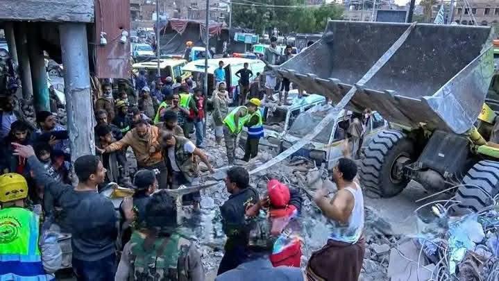 لعنة الله عليك يا عبدالملك الحوثي ولعن حسين أخوك ووالدك بدر الدين إلى قبورهم، ولعن كل بيت الحوثي الأنجاس المتخلفين، ما بش مع أبوك دفاعات جوية تحمي الناس ليش تفتح حرب يا ….