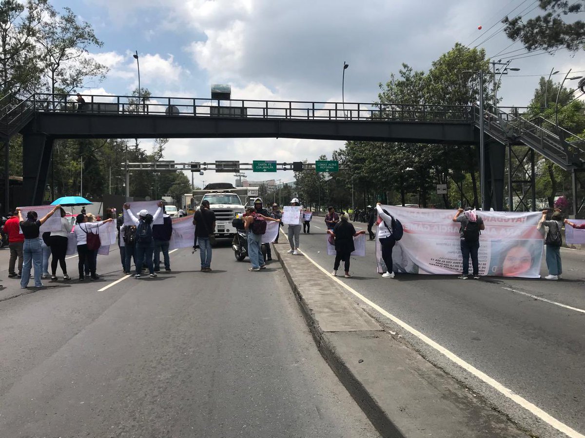 Familiares y amigos la joven Ana Amélie Garcia desaparecida en la zona del Ajusco bloquean Av constituyentes frente a las oficinas de <a href="/SSPCMexico/">Secretaría de Seguridad y Protección Ciudadana</a> en ambos sentidos. <a href="/marianoosorio1/">MARIANO OSORIO</a> <a href="/aesquinca/">Antonio Esquinca</a> <a href="/laoctavadigital/">LA OCTAVA</a>