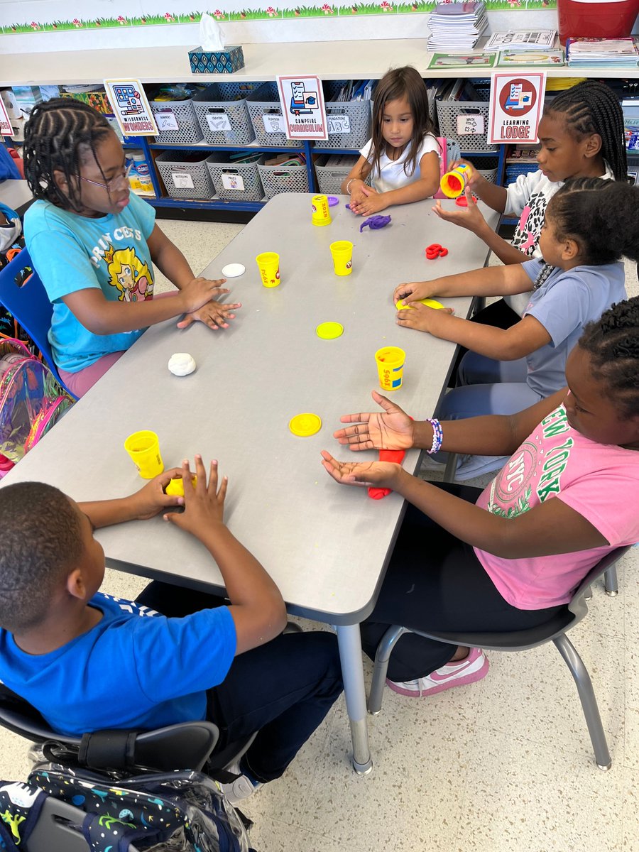 CM201U's tweet image. ✨ Third graders from Mrs. Ayres’ class visited their kindergarten Buddy Class in Mrs. Crayton’s room for some fun Play-Doh time at Balmoral! The students enjoyed creating and spending time together. 💛💙
#BalmoralElementary #BuddyClass #PlayDohFun