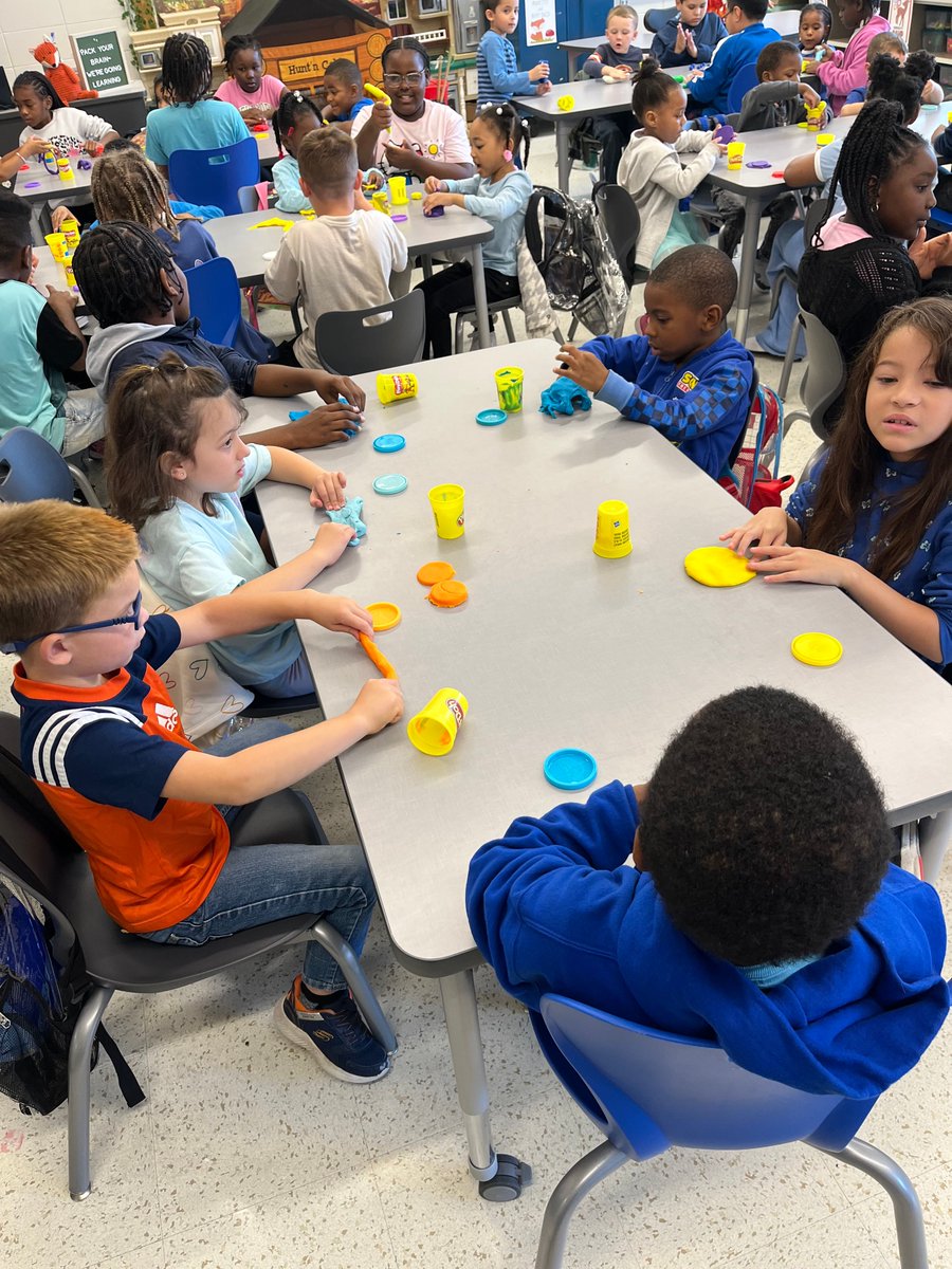 CM201U's tweet image. ✨ Third graders from Mrs. Ayres’ class visited their kindergarten Buddy Class in Mrs. Crayton’s room for some fun Play-Doh time at Balmoral! The students enjoyed creating and spending time together. 💛💙
#BalmoralElementary #BuddyClass #PlayDohFun