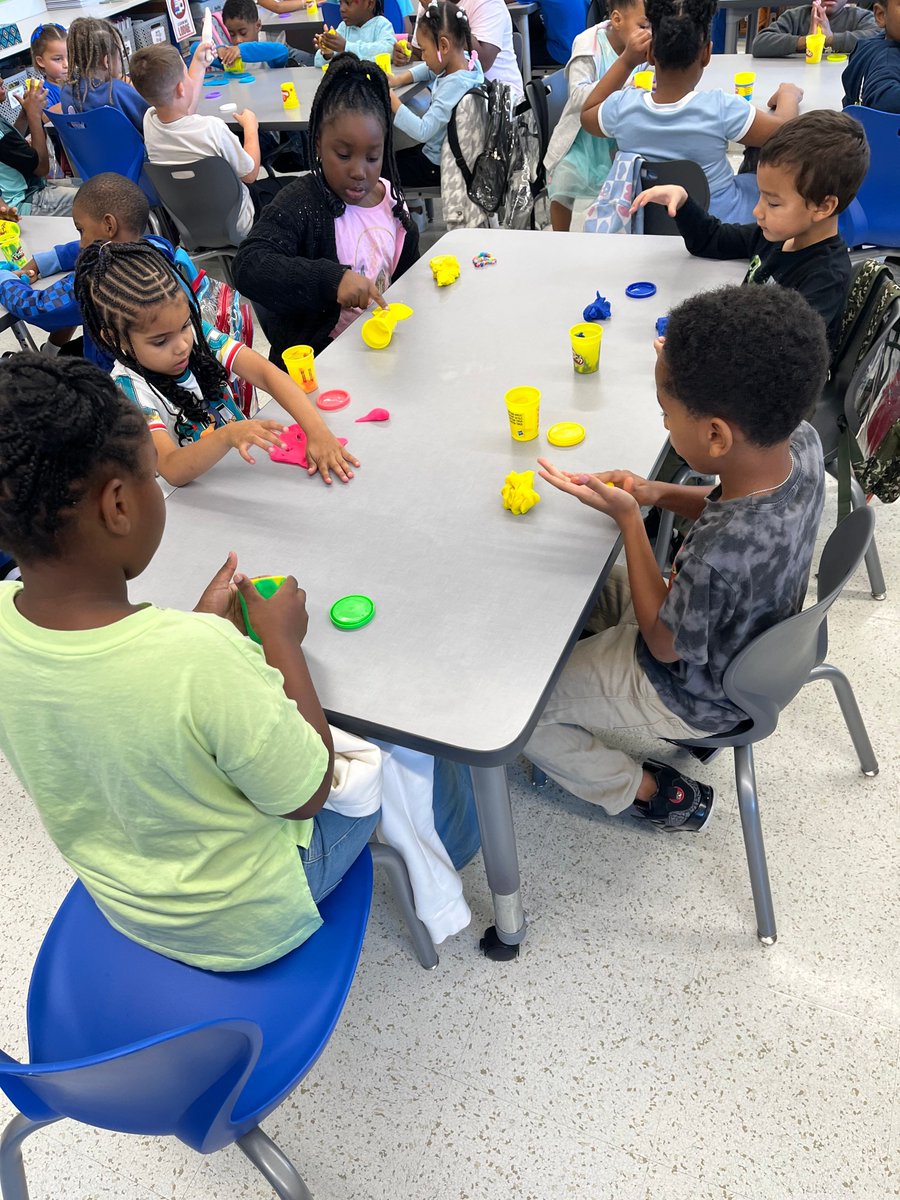 CM201U's tweet image. ✨ Third graders from Mrs. Ayres’ class visited their kindergarten Buddy Class in Mrs. Crayton’s room for some fun Play-Doh time at Balmoral! The students enjoyed creating and spending time together. 💛💙
#BalmoralElementary #BuddyClass #PlayDohFun