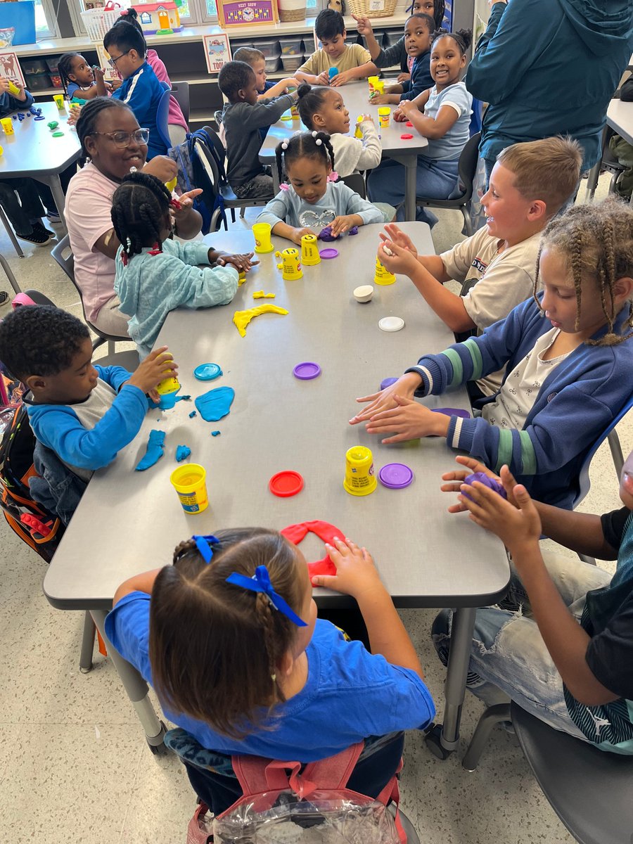 CM201U's tweet image. ✨ Third graders from Mrs. Ayres’ class visited their kindergarten Buddy Class in Mrs. Crayton’s room for some fun Play-Doh time at Balmoral! The students enjoyed creating and spending time together. 💛💙
#BalmoralElementary #BuddyClass #PlayDohFun