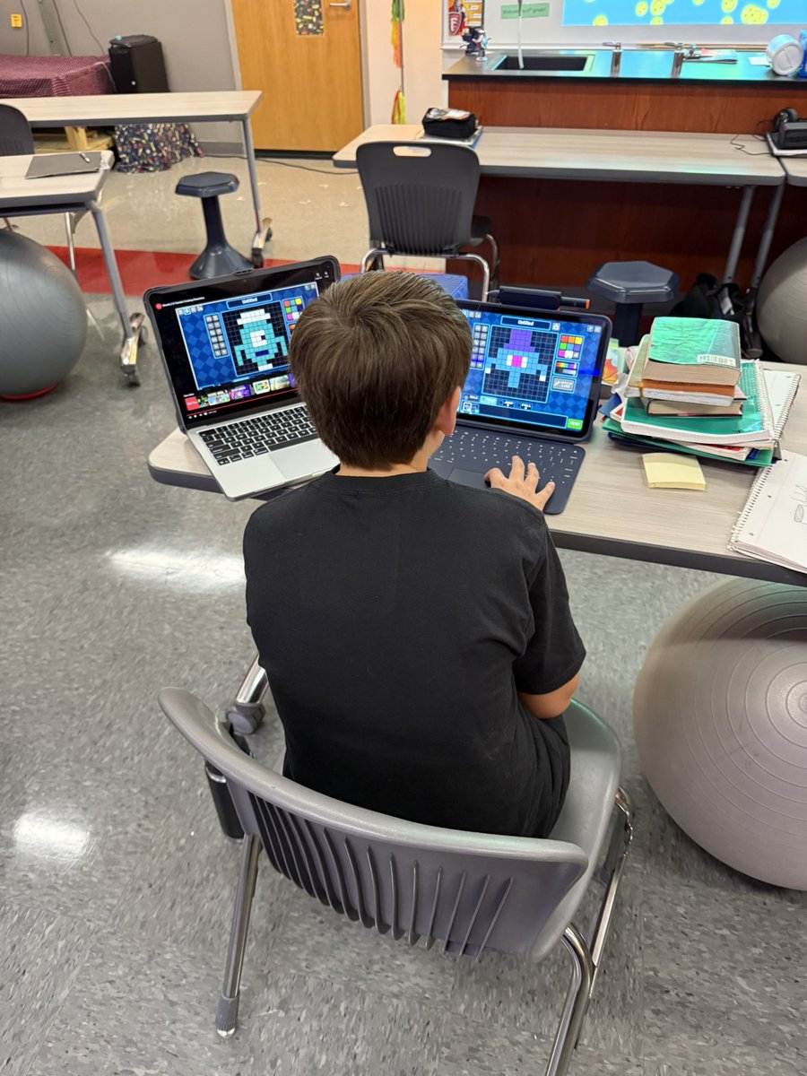 kmdunlap's tweet image. Ss reviewing the tutorials to help them with their video games. 😊 @bloxels #fairviewadvantage #create #solveproblems #innovate #bloxels @FPSchools