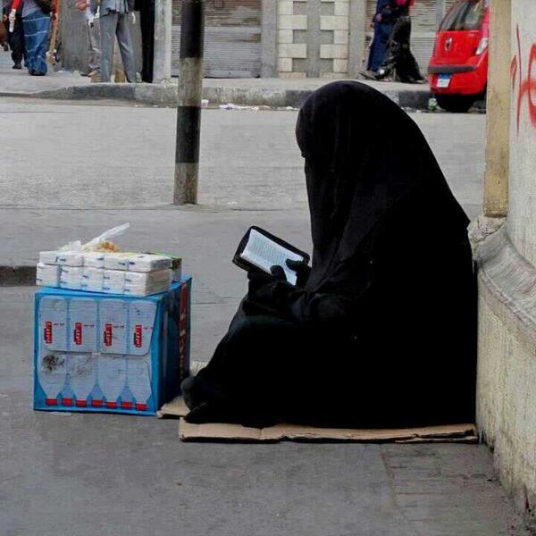 #الصوره_تقول
من تربت على العفاف والحياء والستر والحشمة ، لن تخلع #حجابها وتتنازل عن عفافها وحشمتها، وتعرض جسدها ومفاتنها في وسائل التواصل من أجل المال والشهرة ولو ماتت من الجوع.
#مشاهير_الفلس