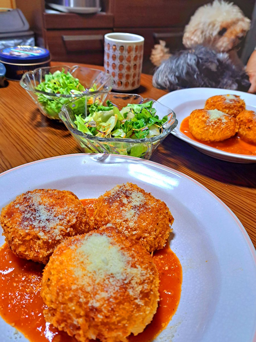 昨日の晩御飯はライスコロッケ&amp;サラダに🔪🎽🥗🎵

いつも同じ用な献立になるから洋食にしてみたけど母はあまりお気に召さなかった用ですよ😓
私はまあ美味しと思ったけど😅

料理作るのバトンタッチした頃はだされた物は何でも食べますって言ってたのに❗最近はよく不満を言ってくるように😒