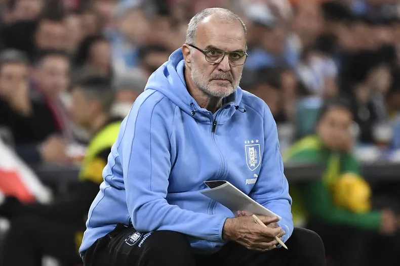 Barca_Buzz's tweet photo. 🎙️Uruguay manager Marcelo Bielsa on Ronald Araújo.

🗣️: "He was Uruguay's first option to play with the ball. He was very confident in the air and with his passes. He made no mistakes, a restrained game." https://t.co/tZUSg5UsL3