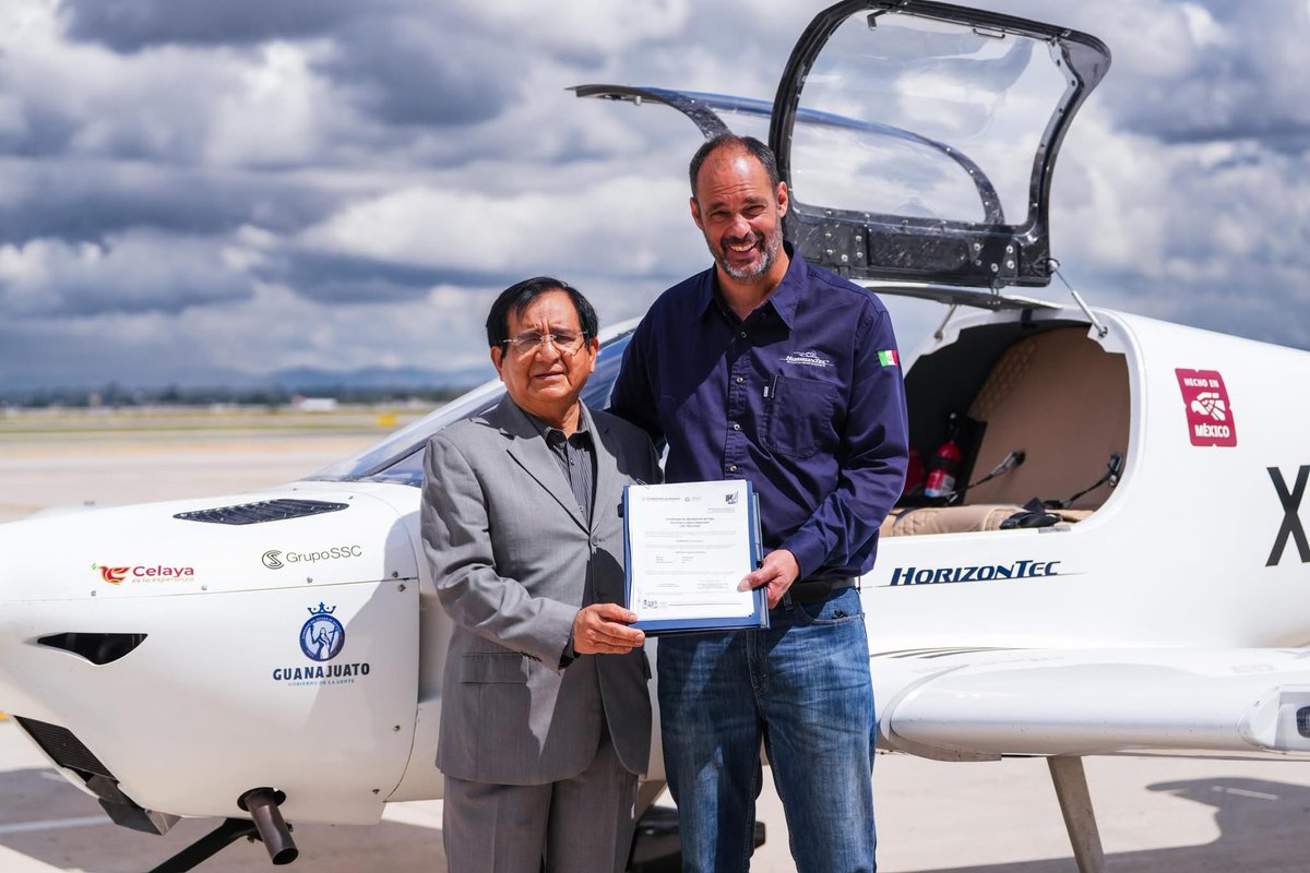IMIPE_Celaya's tweet photo. 🔴La entrega del certificado de aprobación de tipo aeronave ligera deportiva a HORIZONTEC CRT-1041/2025. Es un orgullo contar con empresas celayenses que impulsan el desarrollo tecnológico y la innovación a nivel nacional.

Horizontec: “Una nueva era en la aviación mexicana” https://t.co/uYP1cbdR1t