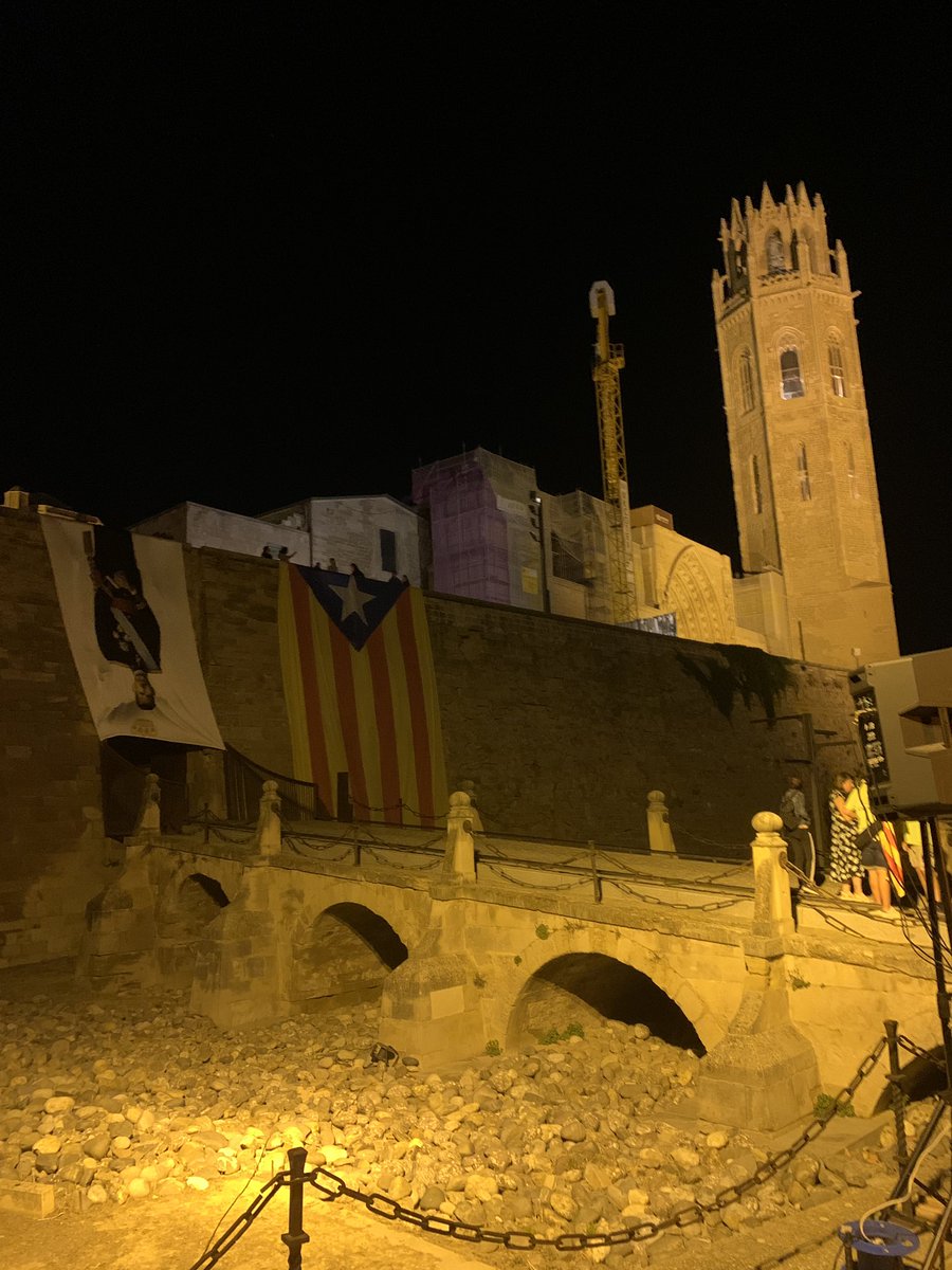 #Lleida resisteix #marxadetorxes #diada2025 #Notenimrei 
<a href="/ANCLleidaSegria/">Lleida i el Segrià per la Independència</a> <a href="/OmniumLleida/">Òmnium Lleida-Ponent</a> <a href="/assemblea/">Assemblea Nacional Catalana</a> <a href="/omnium/">Òmnium Cultural</a>