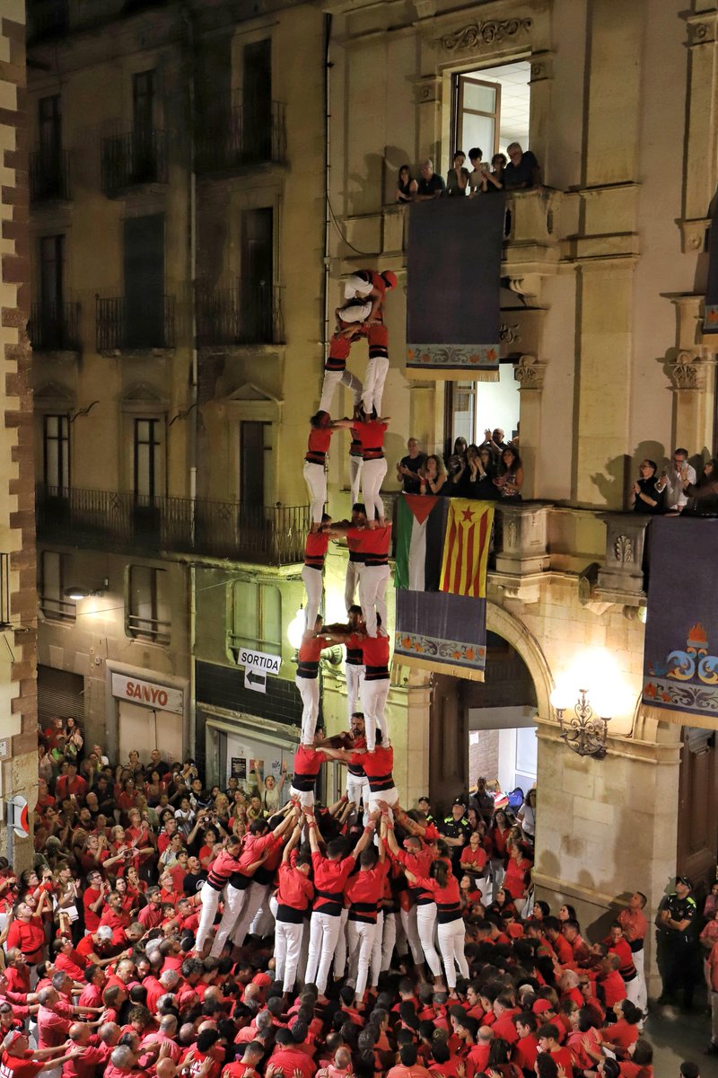 A tercera ronda, a la Diada Nacional, descarreguem el 3 de 9 amb folre.

📸 Roser Giner

#castells #Valls