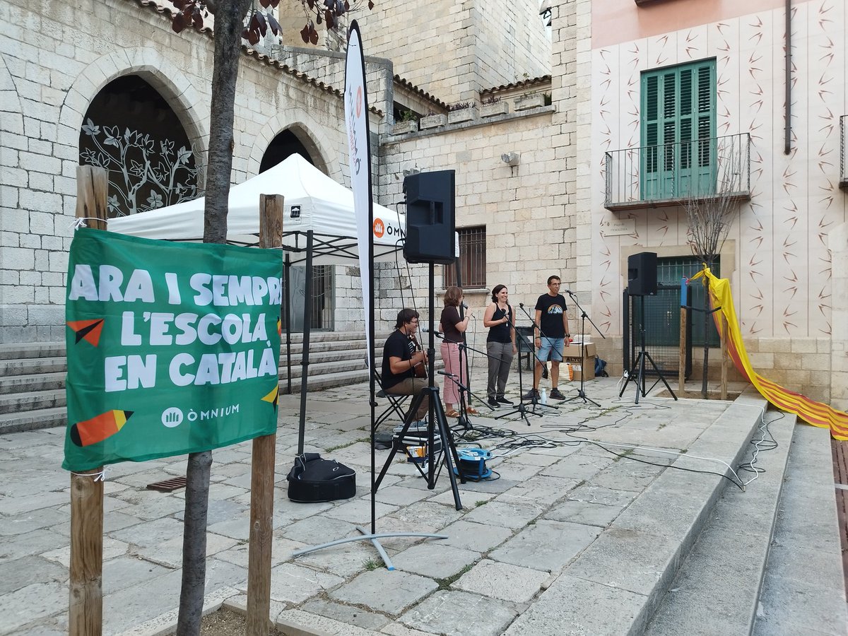 OmniumAltEmp's tweet photo. Per la llengua, la cultura i el país!
Vigília de la Diada amb  @CordeCarxofa a Figueres
#Diada2025 https://t.co/9fomh0iQXp