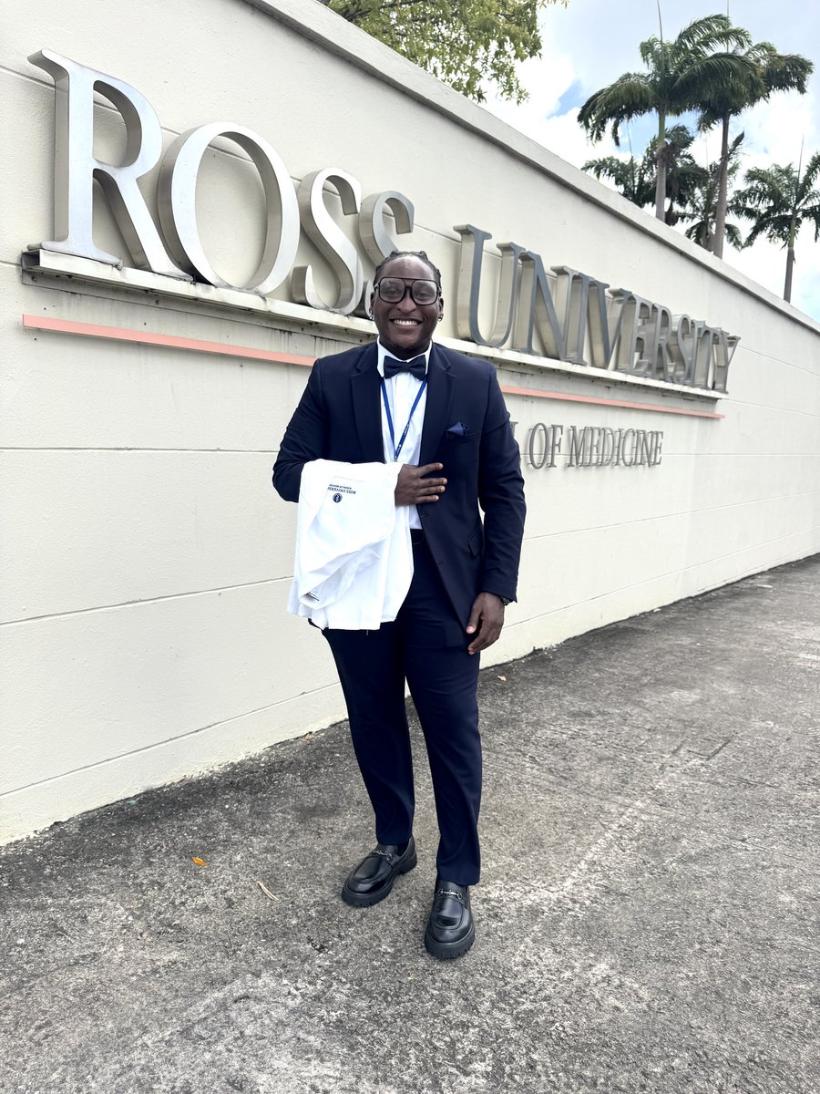 _HighlyRanked_'s tweet photo. Thought I'd stop by and update the TL since I've been in hiding for a while. Ya Boy finally got his #WhiteCoat 🩺💙
Coming to an OR near you SOON! 

#medstudent #rusm #blackmanwhitecoat #studentdoctor #barbados https://t.co/ooFsXDTKAb