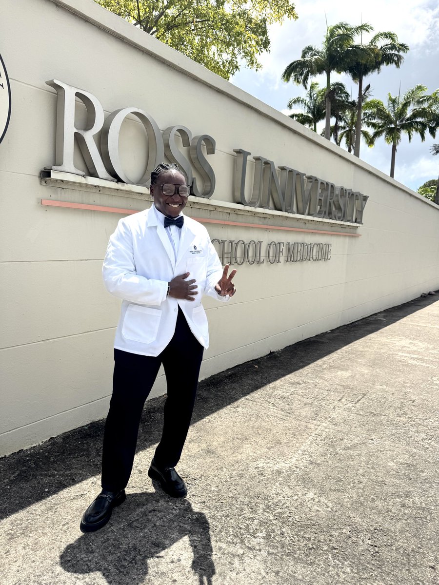_HighlyRanked_'s tweet photo. Thought I'd stop by and update the TL since I've been in hiding for a while. Ya Boy finally got his #WhiteCoat 🩺💙
Coming to an OR near you SOON! 

#medstudent #rusm #blackmanwhitecoat #studentdoctor #barbados https://t.co/ooFsXDTKAb