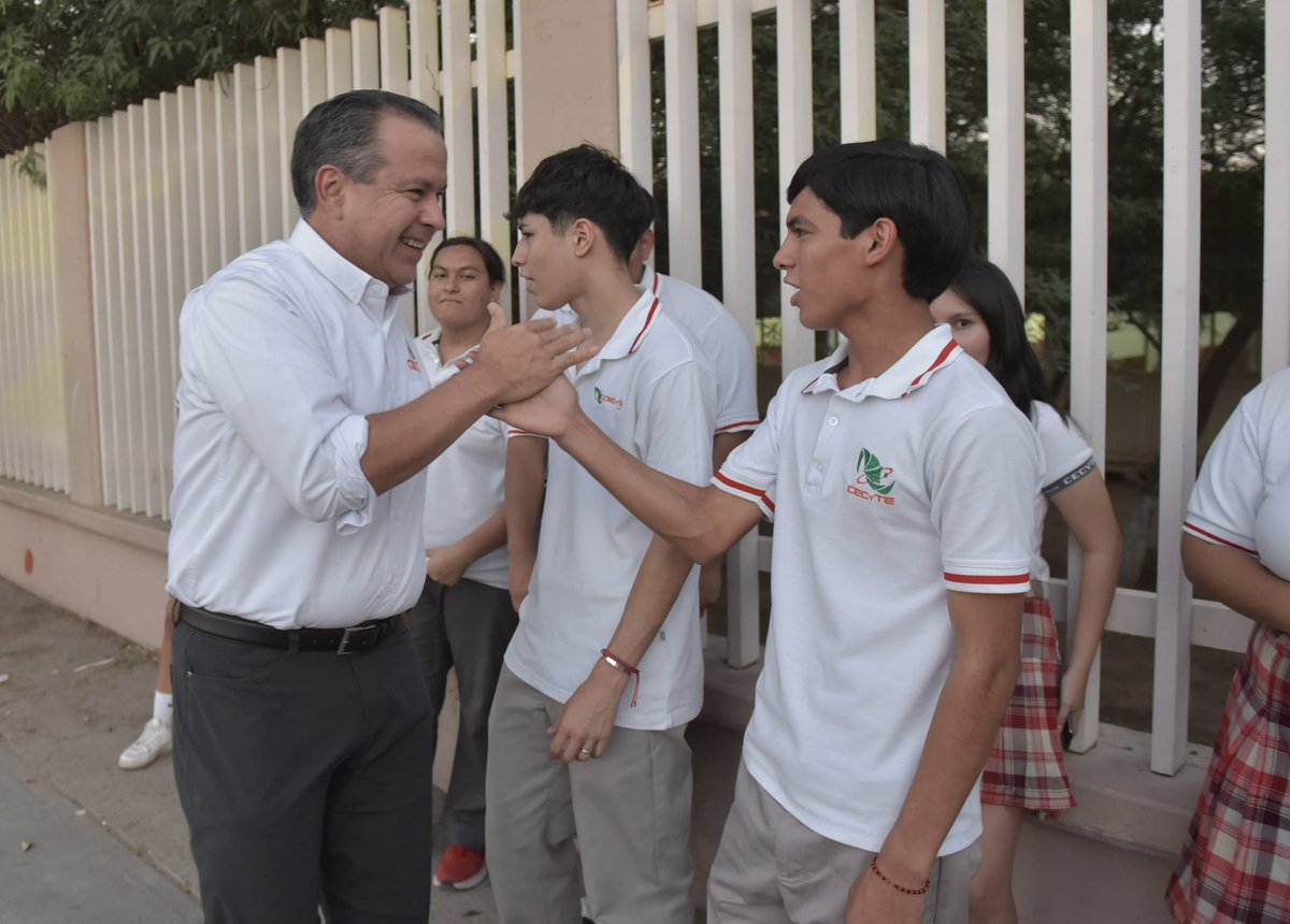 Estudiantes y docentes del CECYTES La Manga ya cuentan con un nuevo corredor iluminado. El Presidente <a href="/tonoastiazaran/">Antonio Astiazarán</a> inauguró el trayecto Camina Segura 91, con 33 luminarias tipo bolardo, obra ganadora del Presupuesto CRECES que brinda seguridad y mejor movilidad. 💡👩‍🎓👨‍🎓