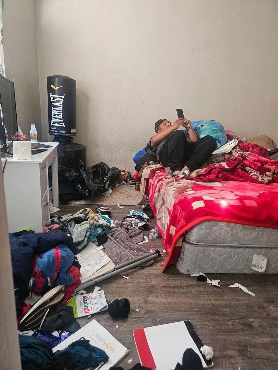 Ceci peut être vu comme le désordre pour une femme
Mais l’homme se sent à l’aise et sait exactement où se trouve chaque chose 😅