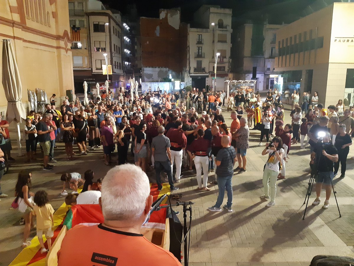 Comissio11S_TE's tweet photo. Centenars d'ebrencs i ebrenques hem sortit als carrers de #Tortosa en la 17a #MarxadeTorxes per la #Independència!!!
Som un poble que no pensa renunciar a res! Visca la Terra!!! https://t.co/3FIZNvNXuZ