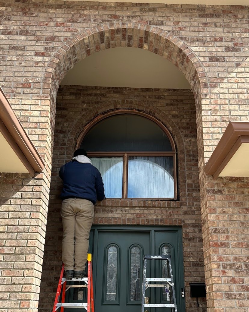 HiTechWindows's tweet image. This round-top window replacement was custom-fabricated in our Winnipeg plant to fit an existing opening with precision. The result? A perfect blend of architectural character, modern energy efficiency, and a flawless fit that enhances the home’s curb appeal.

#ManitobaMade