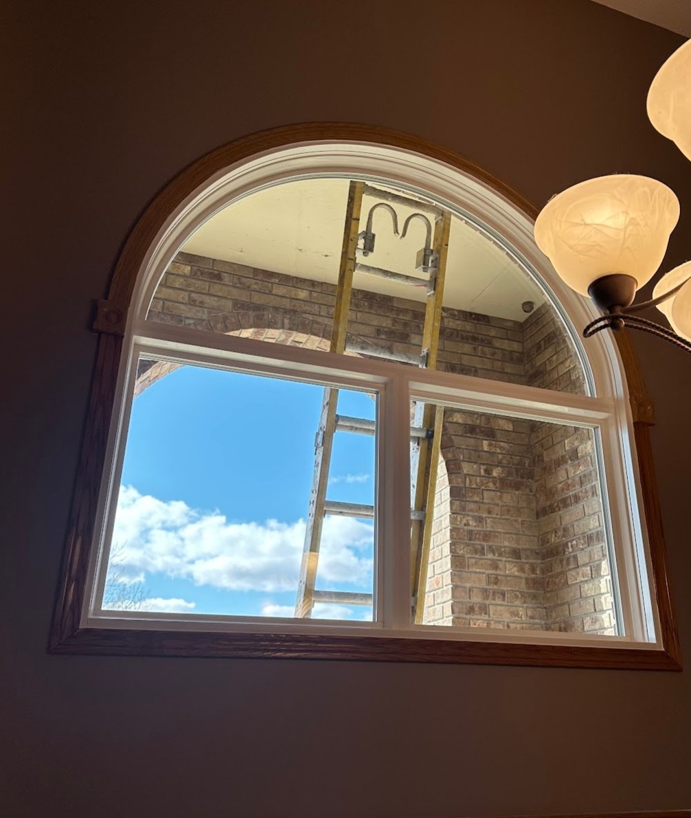 HiTechWindows's tweet image. This round-top window replacement was custom-fabricated in our Winnipeg plant to fit an existing opening with precision. The result? A perfect blend of architectural character, modern energy efficiency, and a flawless fit that enhances the home’s curb appeal.

#ManitobaMade