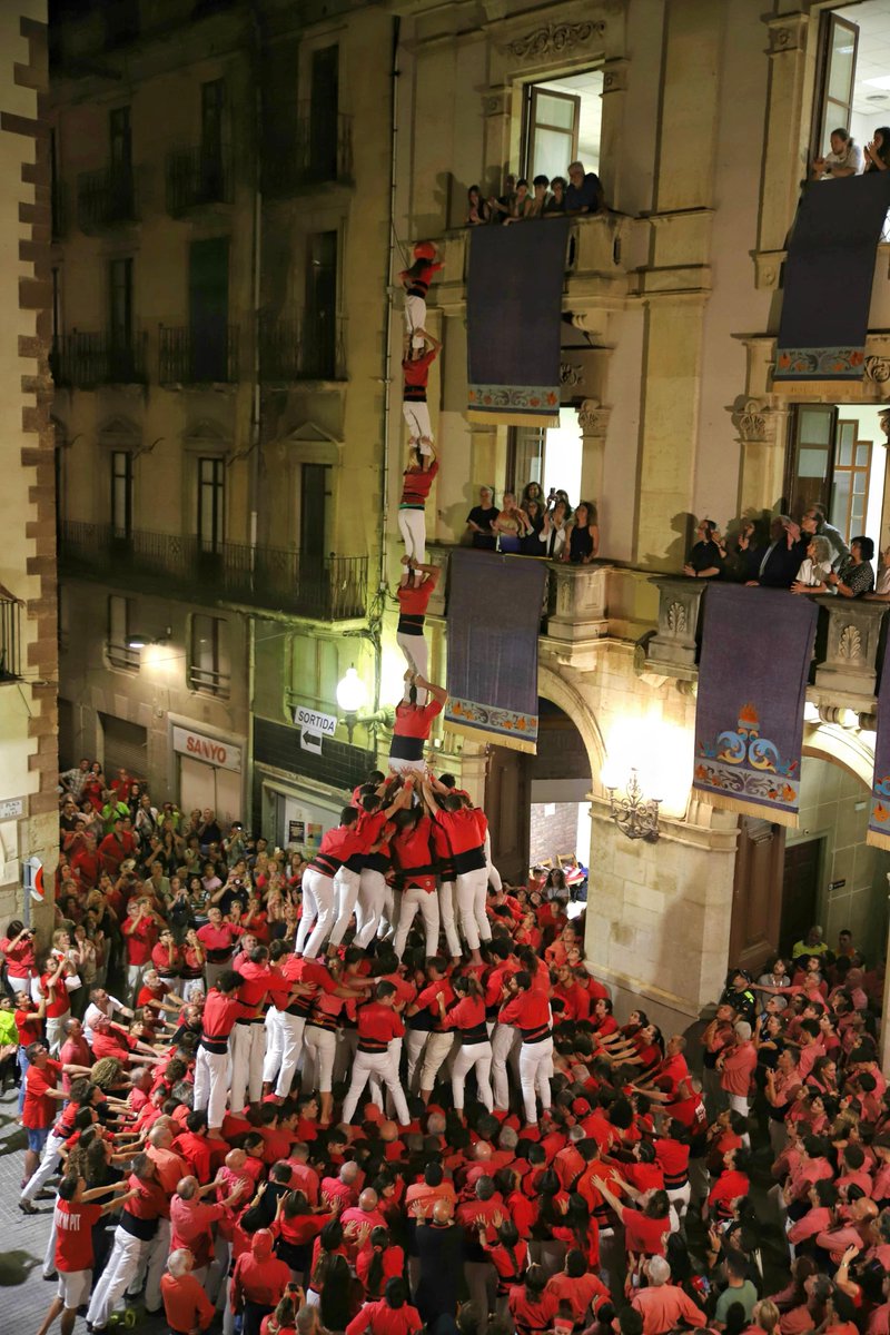 A ronda de pilars, a la Diada Nacional, descarreguem el pilar de 8 amb folre i manilles!!!

📸 Roser Giner

#castells #Valls
