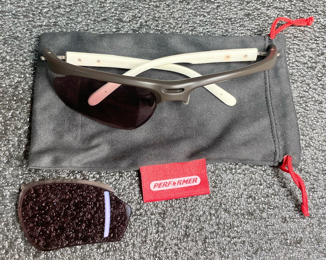 jrjelinek's tweet image. To chceš slušné sportovní brýle, tak jdeš do známé značky, za brýle s bifokálními skly z nerozbitného materiálu vyvinutého pro armádu - Trivexu vysázíš 16 tisíc, za měsíc u jedno skla praskne úchyt, a výrobce tě pošle do p..., že to záruka nekryje.👍😂
#protip #performerttr