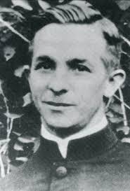 Joseph Müller starb, weil er einen Witz erzählt hatte. Und der ging so: Ein sterbender Soldat will noch einmal die sehen, für die er gekämpft hat. Da stellt man links und rechts von seinem Bett die Bilder von Hitler und Göring auf. Der Soldat sagt: „Ach, jetzt sterbe ich genau