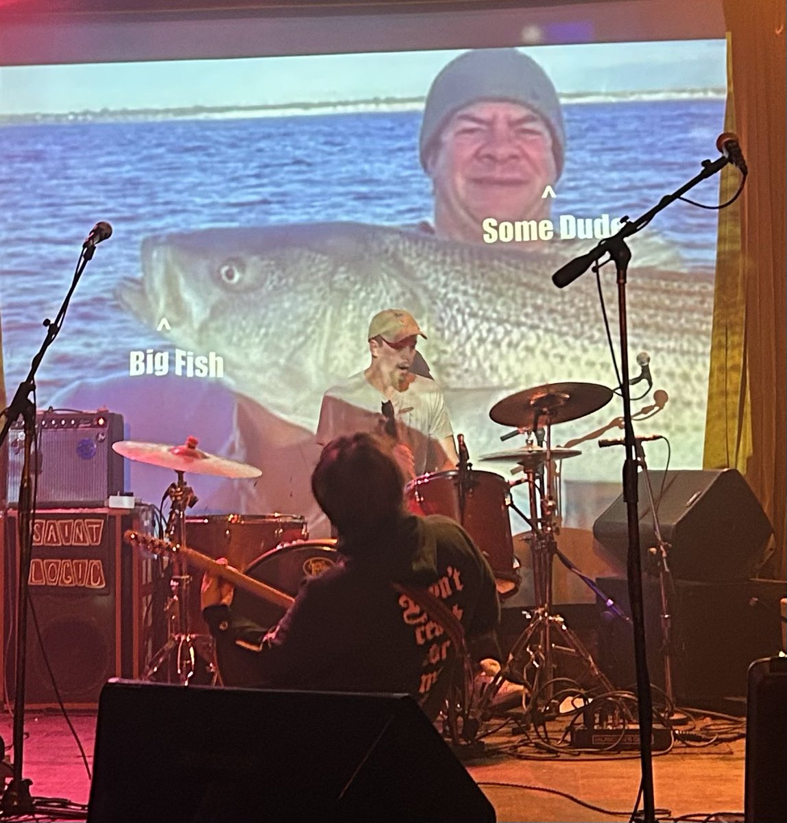 oculat's tweet photo. sound guy kept zooming in on the picture and adding text to it lmfao insanely good bit https://t.co/arVo41OnON