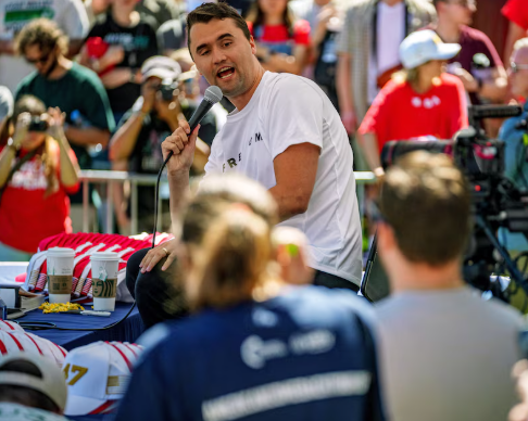 Non sempre ho condiviso le posizioni di Charlie Kirk, specie la sua vicinanza a Israele. Ma si tratta di un attivista che ha scelto di confrontarsi dal vivo con gli avversari, senza filtri, de visu. Con domande e risposte, in dibattiti aperti a chiunque. 
Così facendo, ha messo a