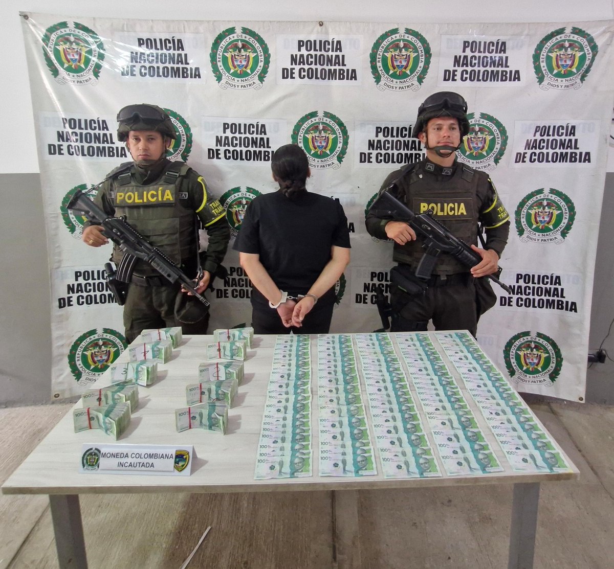 Caracol_Cali's tweet image. En la vía #Buenaventura–#Buga, a la altura del corregimiento de Cisneros, la seccional de Tránsito y Transporte de la Policía, capturó a una mujer, con $110 millones en efectivo en su poder, sin justificar su procedencia.