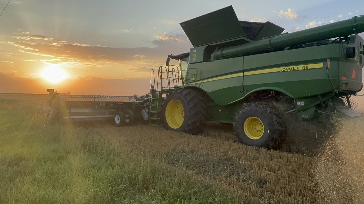 Just another great day of farming on the Cdn Prairies! Very thankful to have a few warm fall days to get a lot of crop in the bin . ⁦<a href="/AgassizSeedFarm/">Agassiz Seed Farm</a>⁩ #WestCdnAg