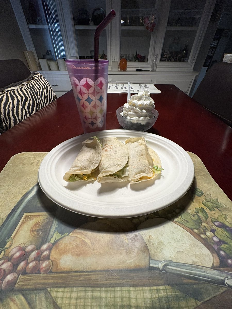carson_louis's tweet photo. Dinner 🥘 del tacos soft tacos 🌮 mixed berries with whip cream and ice 🧊 tea 🍵 yummy 😋 nom nom 🤤 nom #deltacos #softtacos #mixedberrieswithwhipcream #greencoldtea #yummynomnomnom #food_is_good09 #saverorysummerrings #amsrmutbangfood#nextlevelchef👨🍳 https://t.co/QAi0YSjjqr