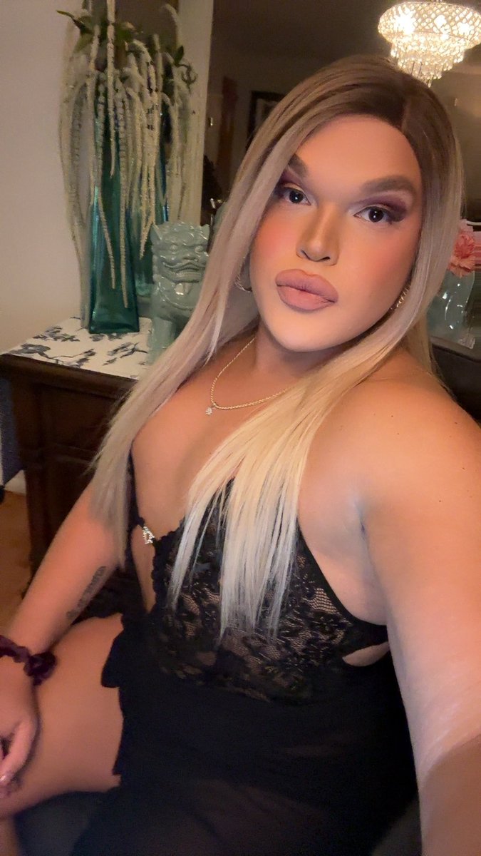 Serving a bit of blonde bimbo realness 🤍💋